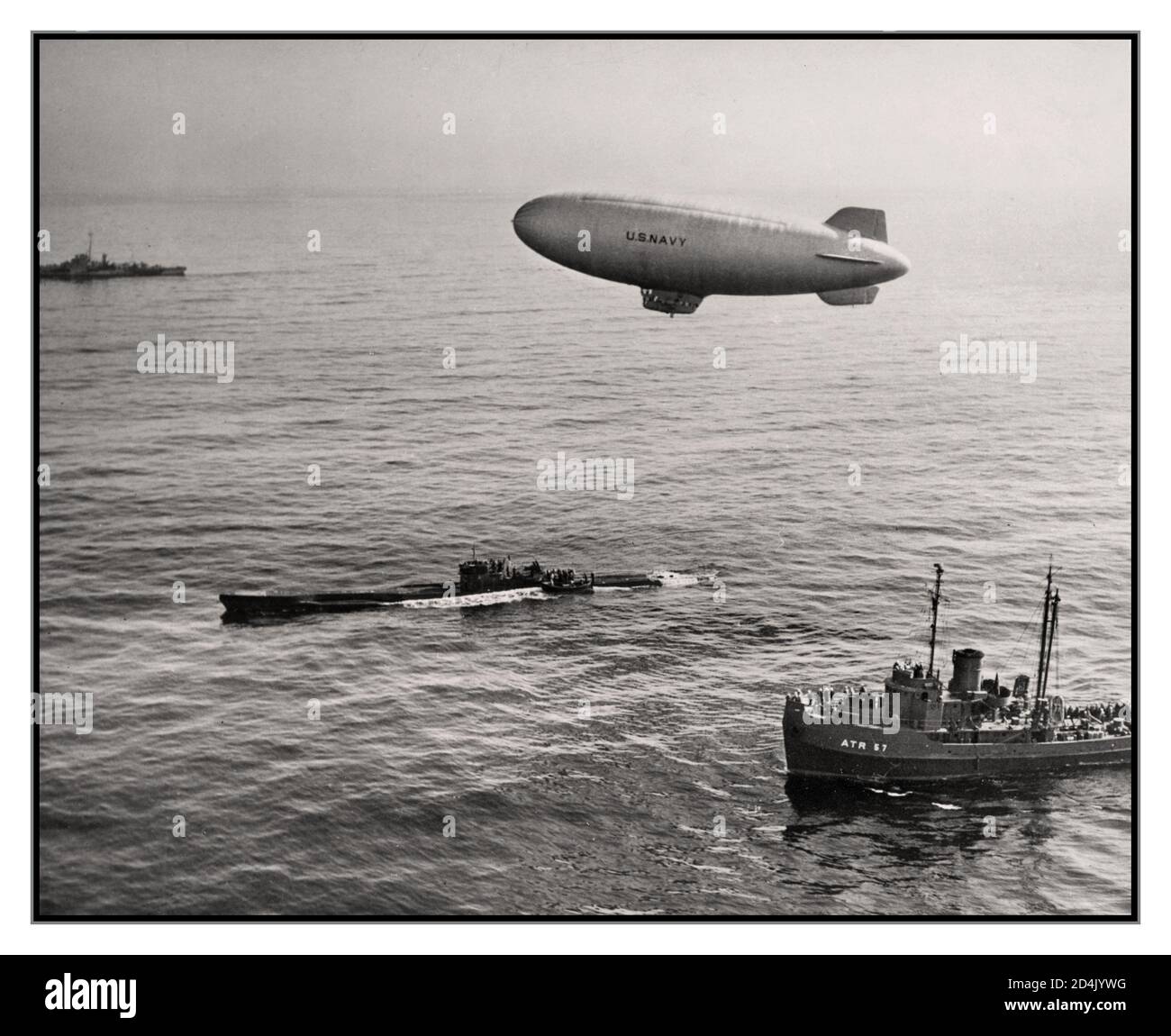 Nazi-Deutschland-U-858, unter enger Begleitung, einschließlich des Aufklärungsballons der US Navy, dampft nach Delaware, nachdem sie sich im Mai 1945 vor Cape May gestellt hatte. Stockfoto