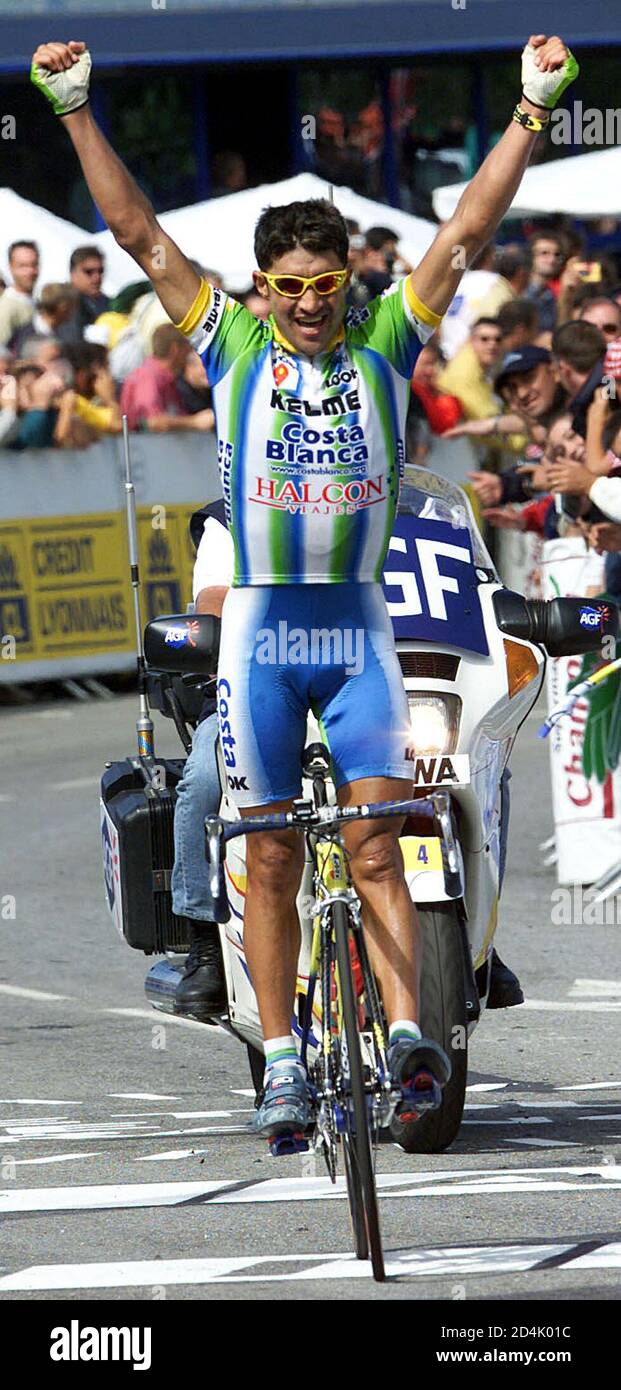 Kelme-Costa Blanca Radsport Teamfahrer Felix Gardenas von Kolumbien setzt  sich auf sein Fahrrad Sekunden vor dem Überqueren der Ziellinie die 188 km  12. Etappe der Tour de France-Radrundfahrt von Perpignan, Ax-Les-Thermes in