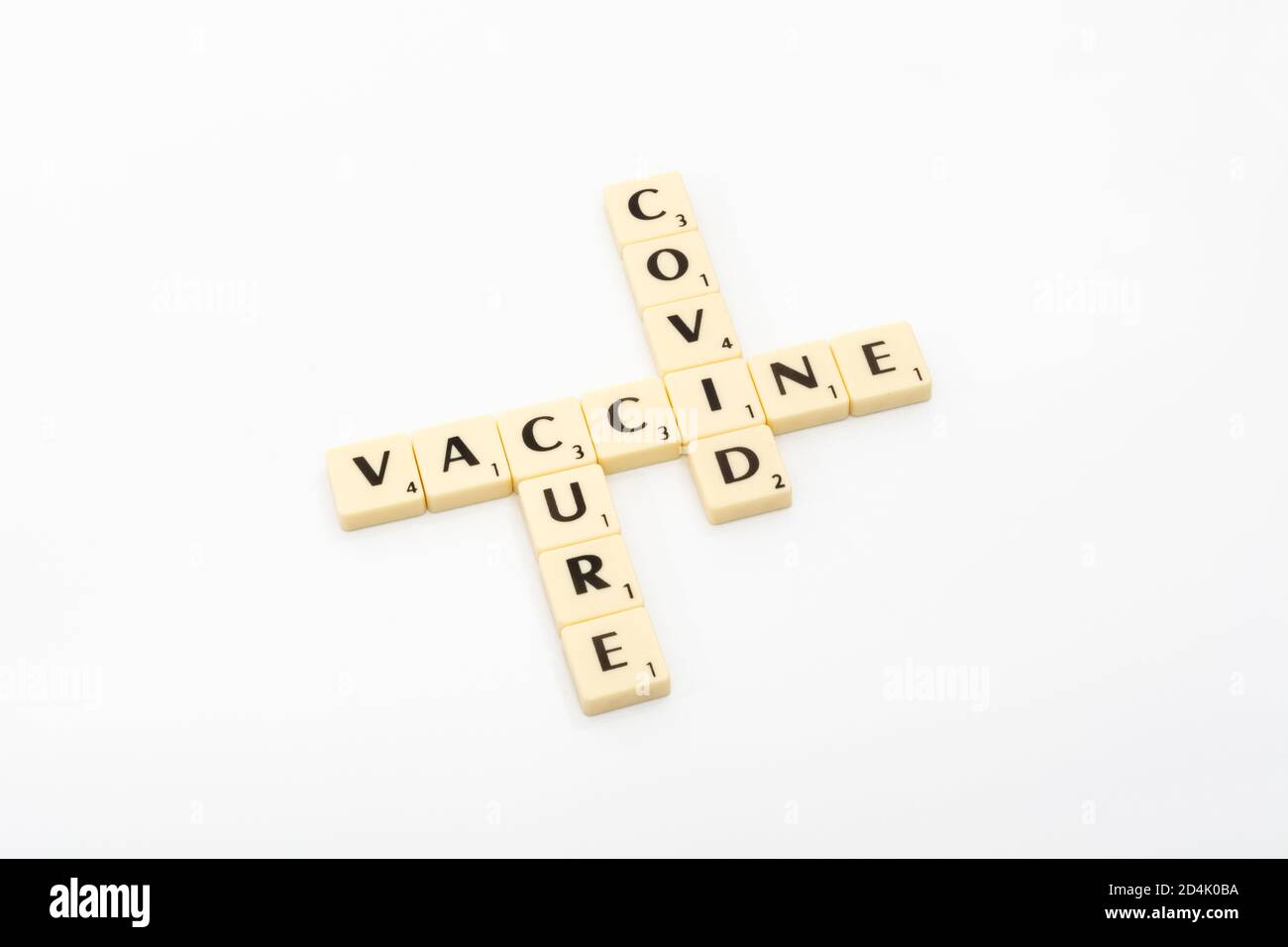 Buchstaben Kachel Matrix für Covid 19, Heilung covid, und Coronavirus / covid Impfstoff auf off-white Hintergrund. Für den gefürchteten Covid 19. Stockfoto