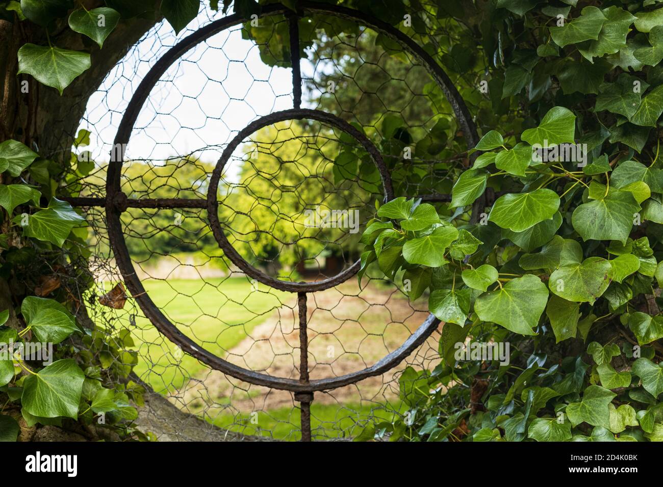 Kreisförmige schmiedeeiserne Öffnung in der Perimeter Wand in Palmerstown House Anwesen und Golf Club, Johnstown, County Kildare, Irland Stockfoto