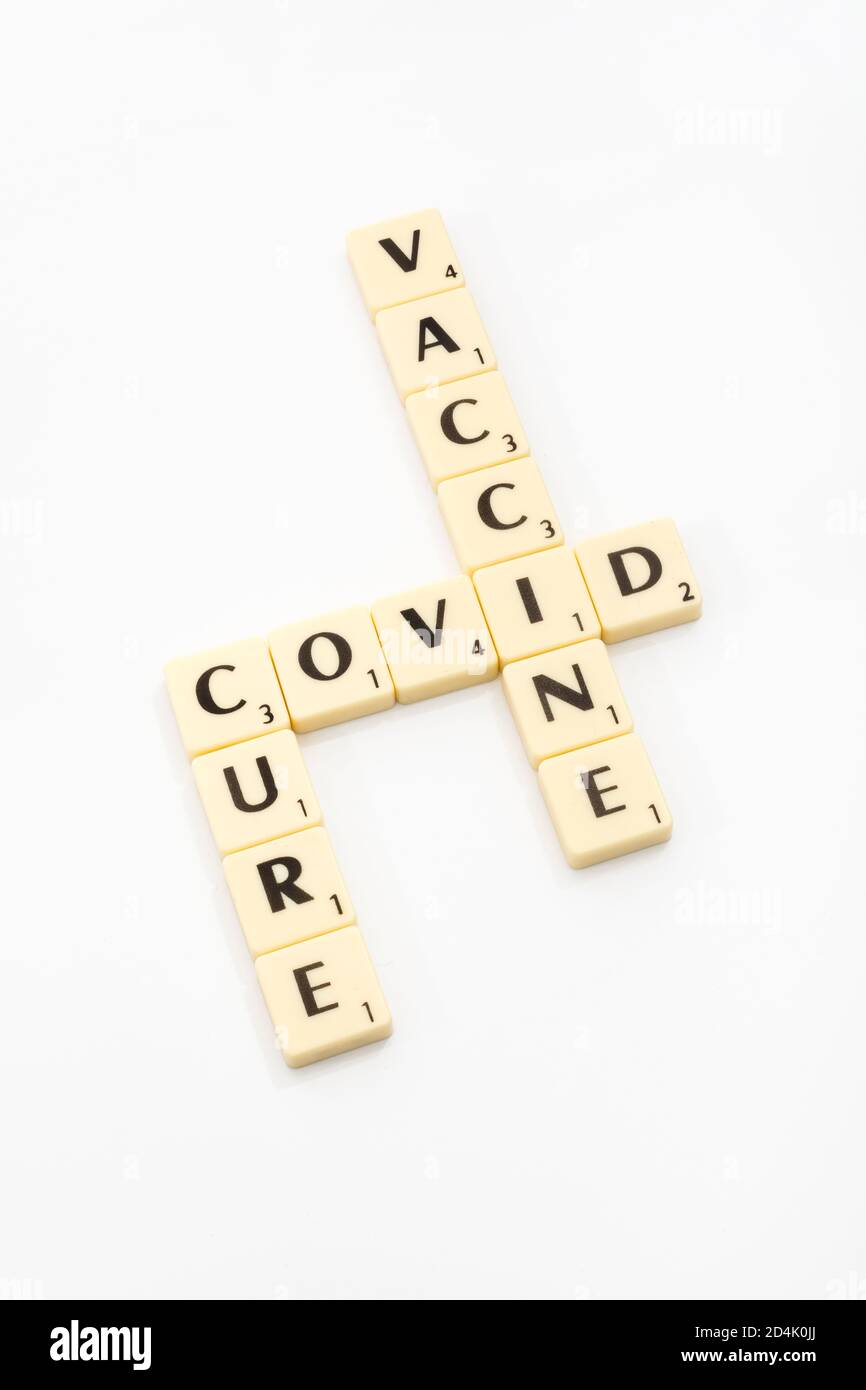 Buchstaben Kachel Matrix für Covid 19, Heilung covid, und Coronavirus / covid Impfstoff auf off-white Hintergrund. Für den gefürchteten Covid 19. Stockfoto
