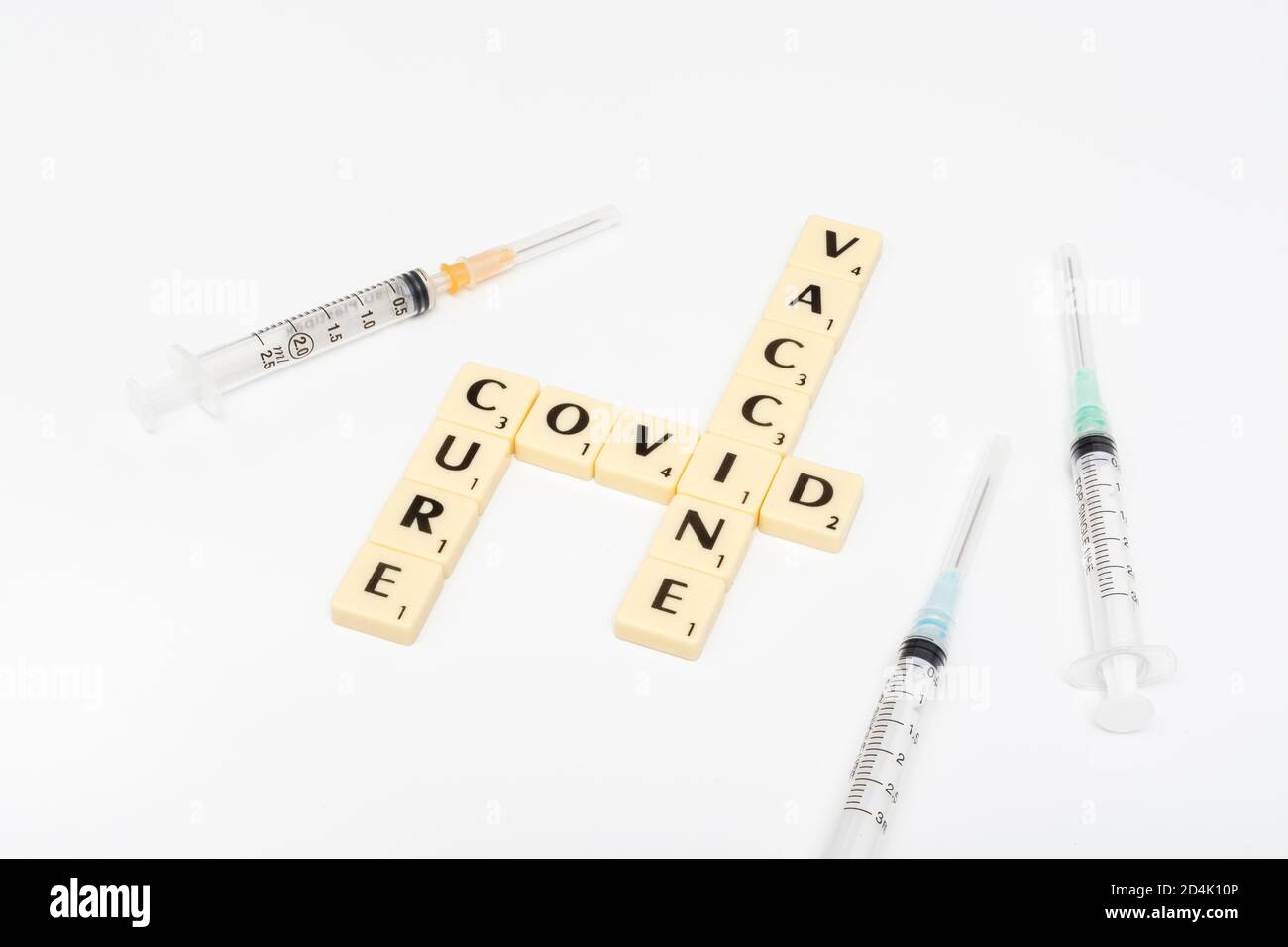 Buchstaben Kachel Matrix für Covid 19, Heilung covid, und Coronavirus / covid Impfstoff & Spritzen auf off-white Hintergrund. Für den gefürchteten Covid 19. Stockfoto