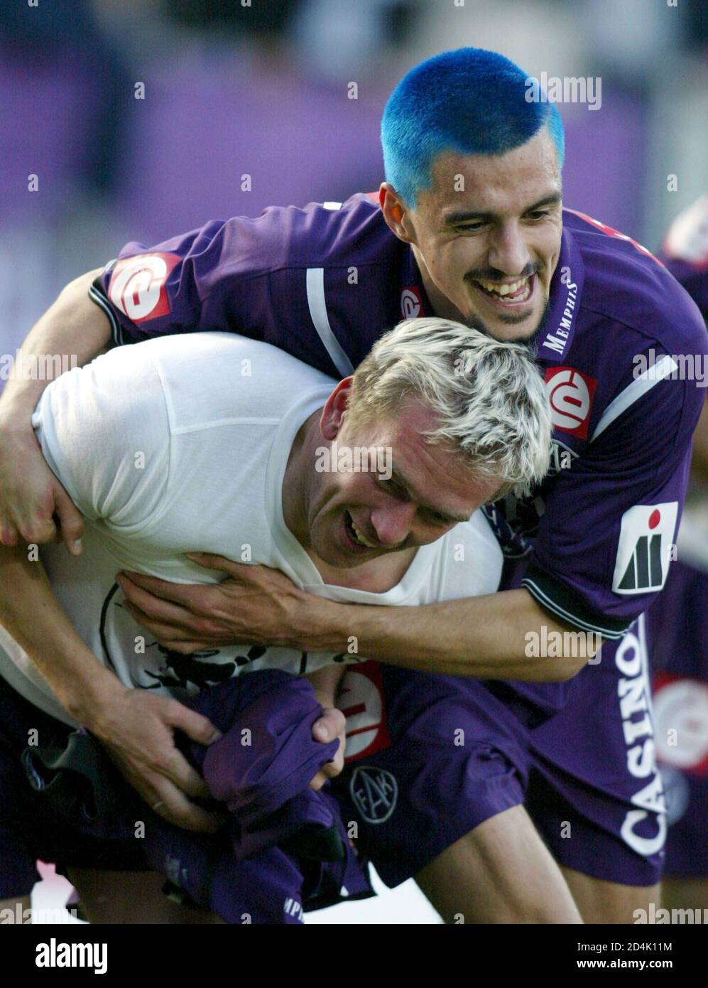 In der Fussball-Bundesliga spielt heute, am 30. Maerz 2002, Österreich Wien  gegen Sturm Graz. Im Bild die Torschützen Paul Scharner (R) und Christian  Mayrleb nach dem 2:0. REUTERS/Robert Zolles REUTERS RZ Stockfotografie -