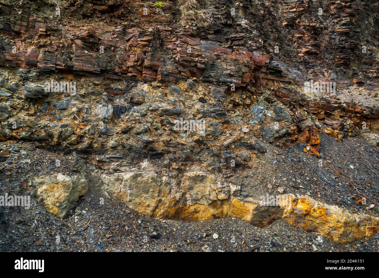 Schieferklumpen von alten Bergleuten Hinterfüllung nach Säule und Stall Kohlebergbau in einem verlassenen Steinbruch in South Yorkshire Stockfoto