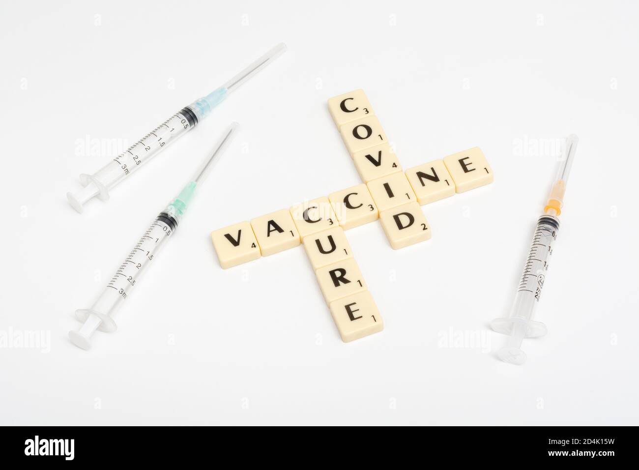Buchstaben Kachel Matrix für Covid 19, Heilung covid, und Coronavirus / covid Impfstoff & Spritzen auf off-white Hintergrund. Für den gefürchteten Covid 19. Stockfoto