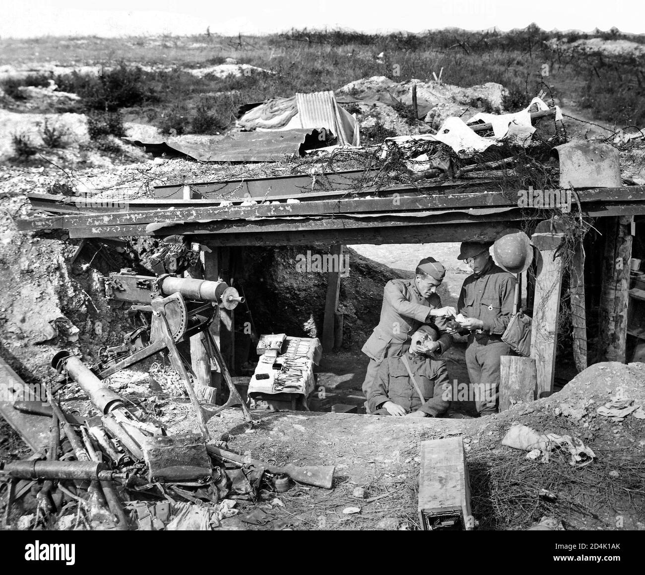 Im 1. Weltkrieg wurde in einem vor kurzem gefangenen deutschen Bunker während der Maas-Argonne-Offensive Oct-1918 ein amerikanischer Soldat zahnärztlich betreut. WW1 Stockfoto