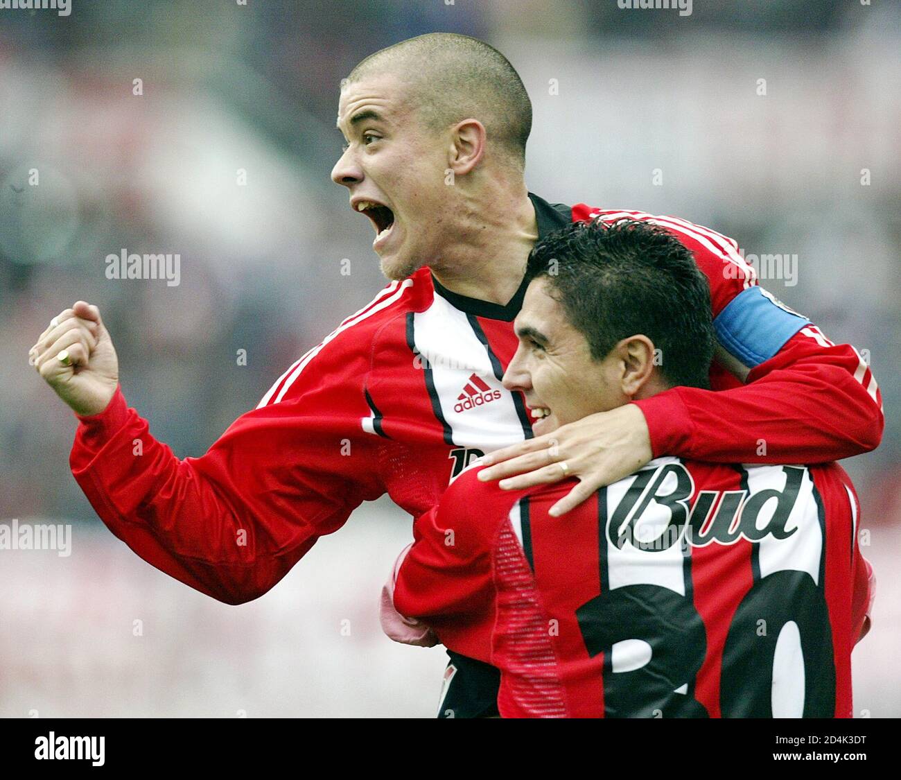 Die Spieler Esteban Fuertes R Und Andres D Alessandro Von River Plate Feiern Nachdem Fuertes Beim Argentinischen Fussballspiel Der Ersten Division Gegen Gimnasia Y Esgrima La Plata Am 22 Juni 2003 In Buenos