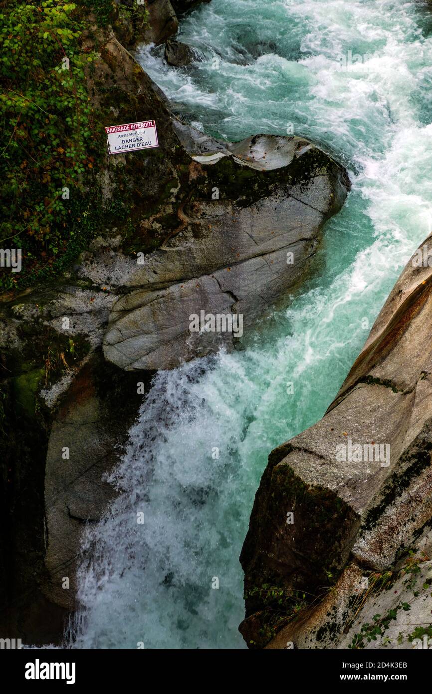 Vicdessos Fluss in Granitschlucht, ohne Schwimmschild, Auzat, Ariege, französische Pyrenäen, Frankreich Stockfoto