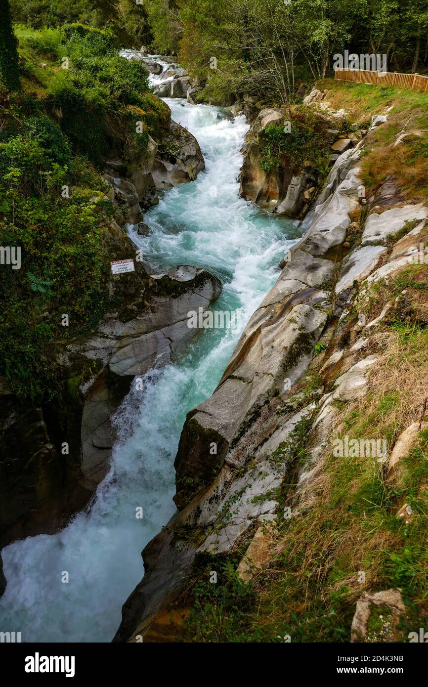 Vicdessos Fluss in Granitschlucht, ohne Schwimmschild, Auzat, Ariege, französische Pyrenäen, Frankreich Stockfoto
