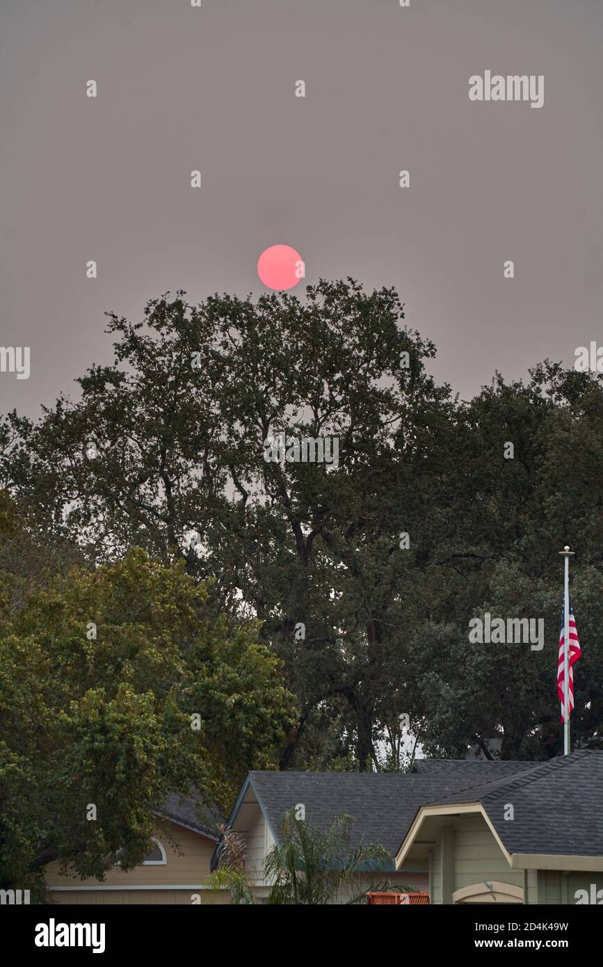 Rosa Sonne und rauchiger Himmel von Waldbränden im Oktober 2020 in Windsor, Kalifornien. Stockfoto