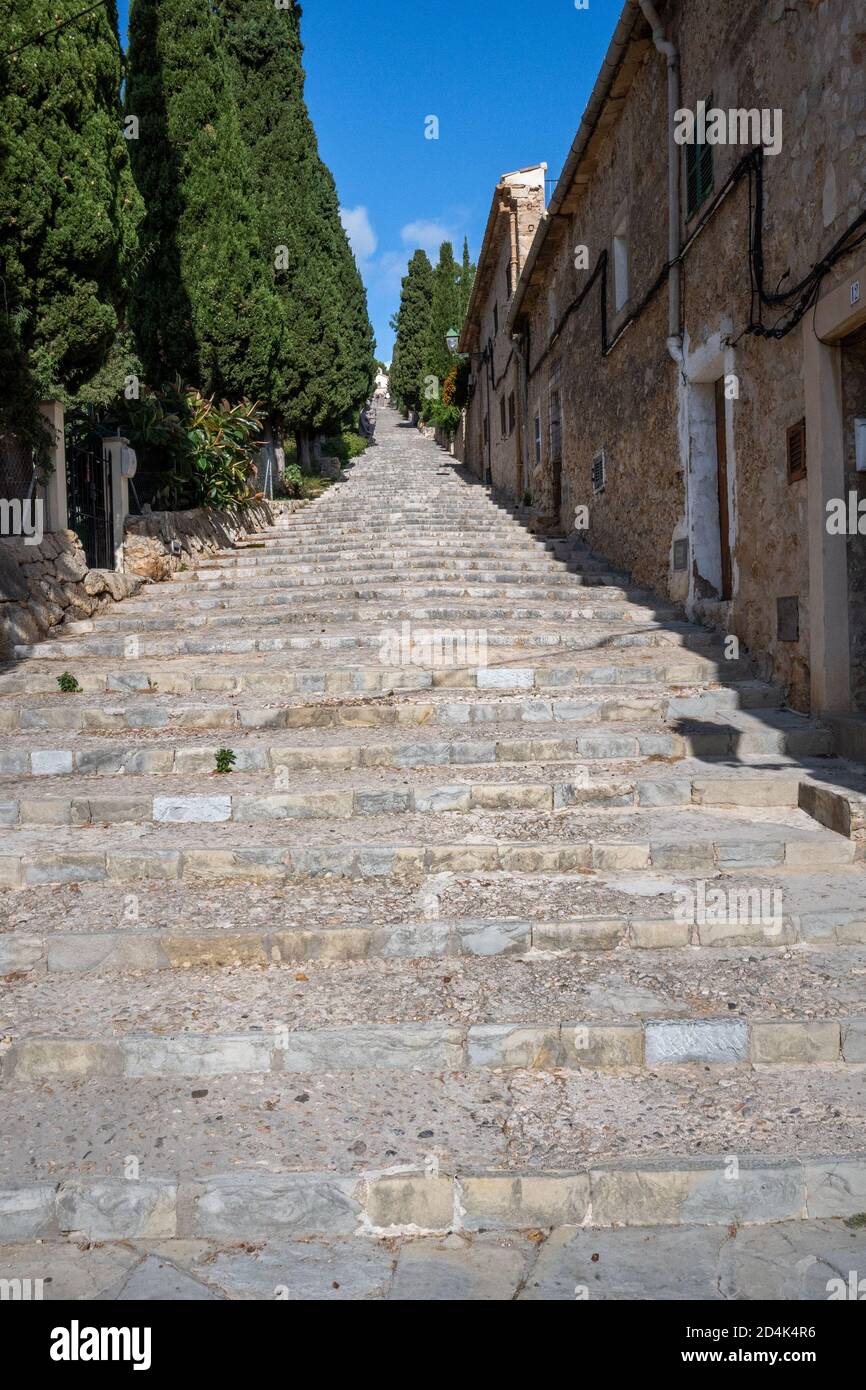 Die Calvari-Treppe ist eine alte Steintreppe, die vom zentralen Platz von Pollensa zu einer winzigen Kirche führt, die Calvario-Kapelle genannt wird. Es gibt Stockfoto
