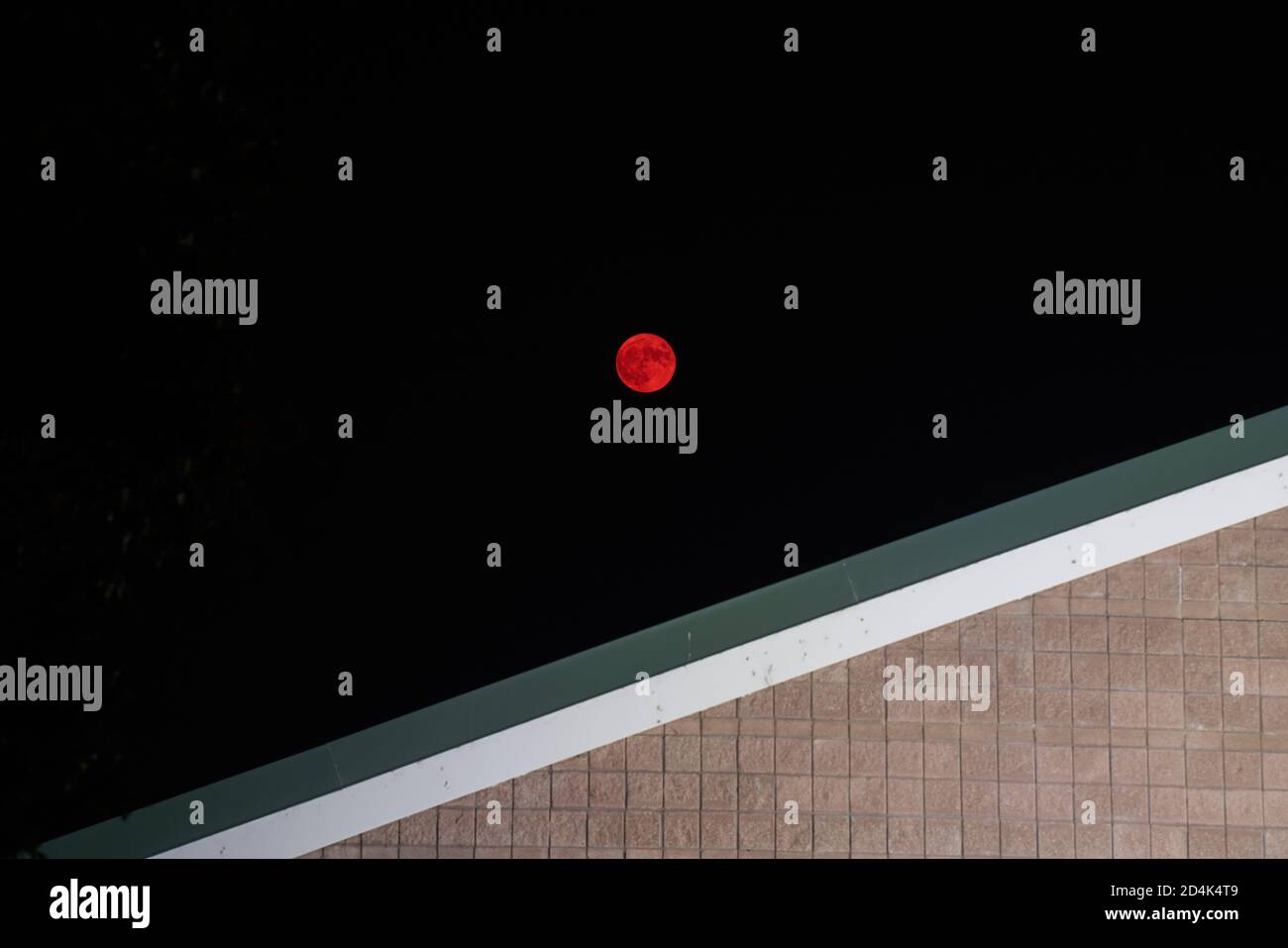 Oranger Mond durch rauchigen Nachthimmel von Waldbränden in Windsor, Kalifornien, im Oktober 2020. Stockfoto