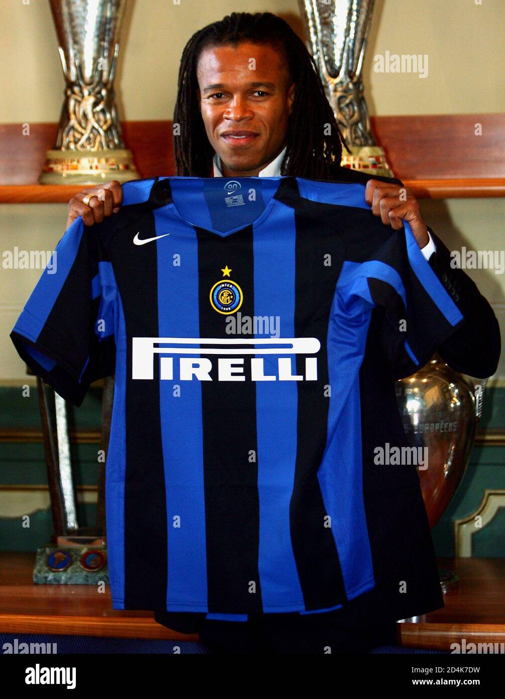 Netherland Es Spieler Edgar Davids Zeigt Sein Neues Trikot Von Inter Mailand Wahrend Einer Pressekonferenz Am Sitz Von Inter Mailand Netherland Es Spieler Edgar Davids Zeigt Sein Neues Trikot Von Inter Mailand