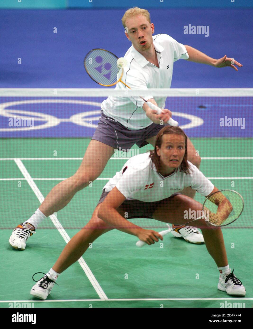 Dänemarks Jonas Rasmussen (L) kehrt den Federball als Partner Rikke Olsen  während ihrer Olympischen Mixed-Doppel Badminton Viertelfinal-Match gegen  Kim Dong-Moon und Ra Kyung-Min von Südkorea in Athen, 16. August 2004  Uhren. REUTERS/Zainal