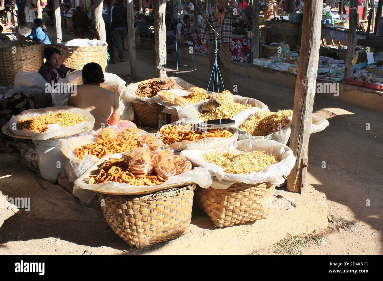 Inle Lake, Shan State / Myanmar - 18. Dezember 2019: Traditionelle Snacks zum Verkauf auf dem Phaung Daw Oo Markt Stockfoto