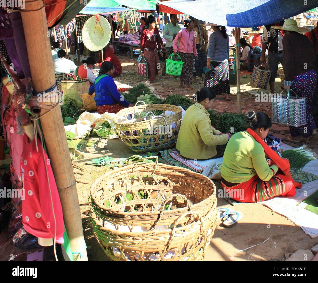 Inle Lake, Shan State / Myanmar - 18. Dezember 2019: Lokale Gemüseverkäufer und Einkäufer auf dem Phaung Daw Oo Markt Stockfoto