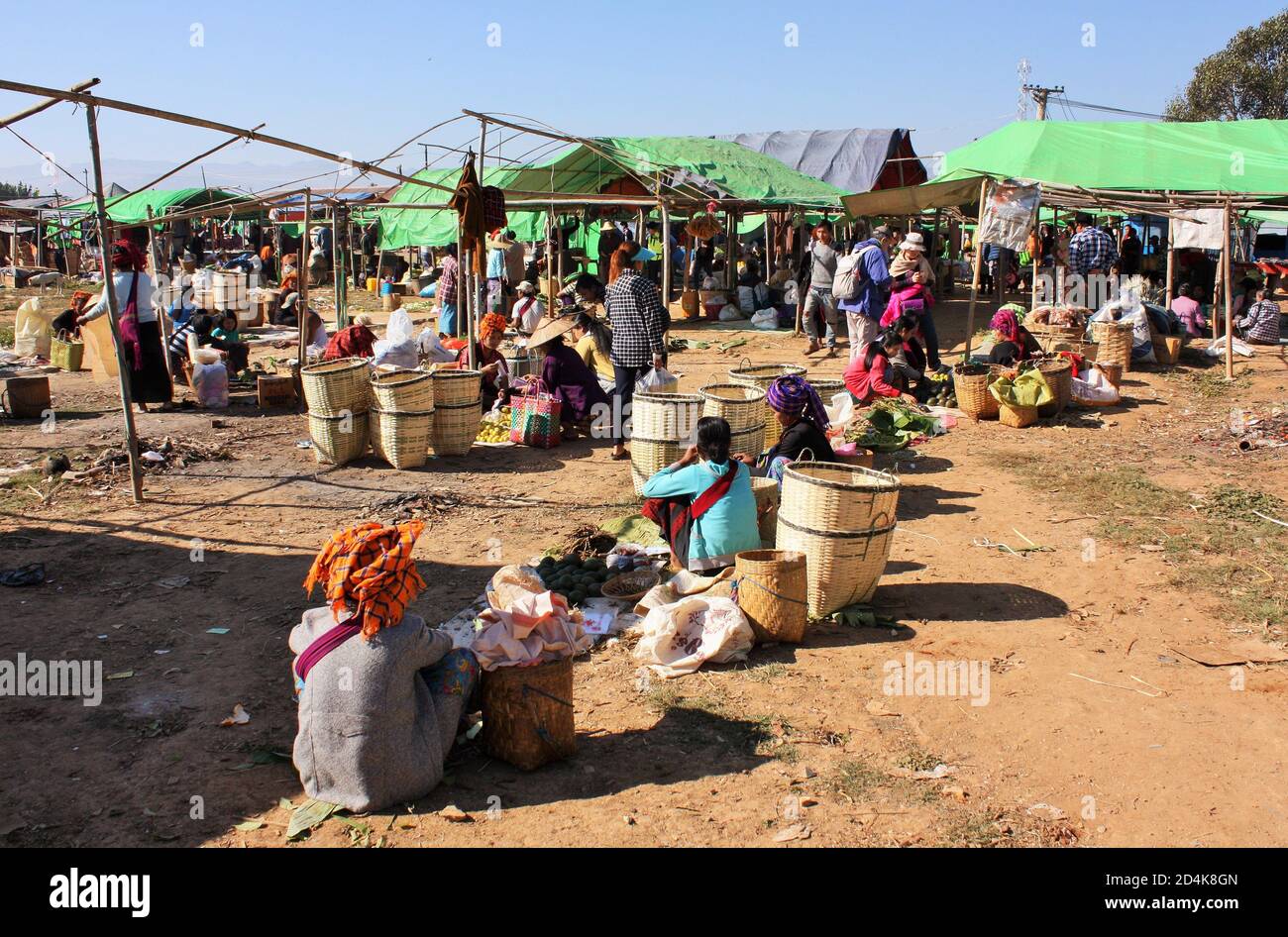 Inle Lake, Shan State / Myanmar - 18. Dezember 2019: Lokale Pa'O ethnische Nationalität Menschen tragen traditionelle Kleidung auf Phaung Daw Oo Markt Stockfoto