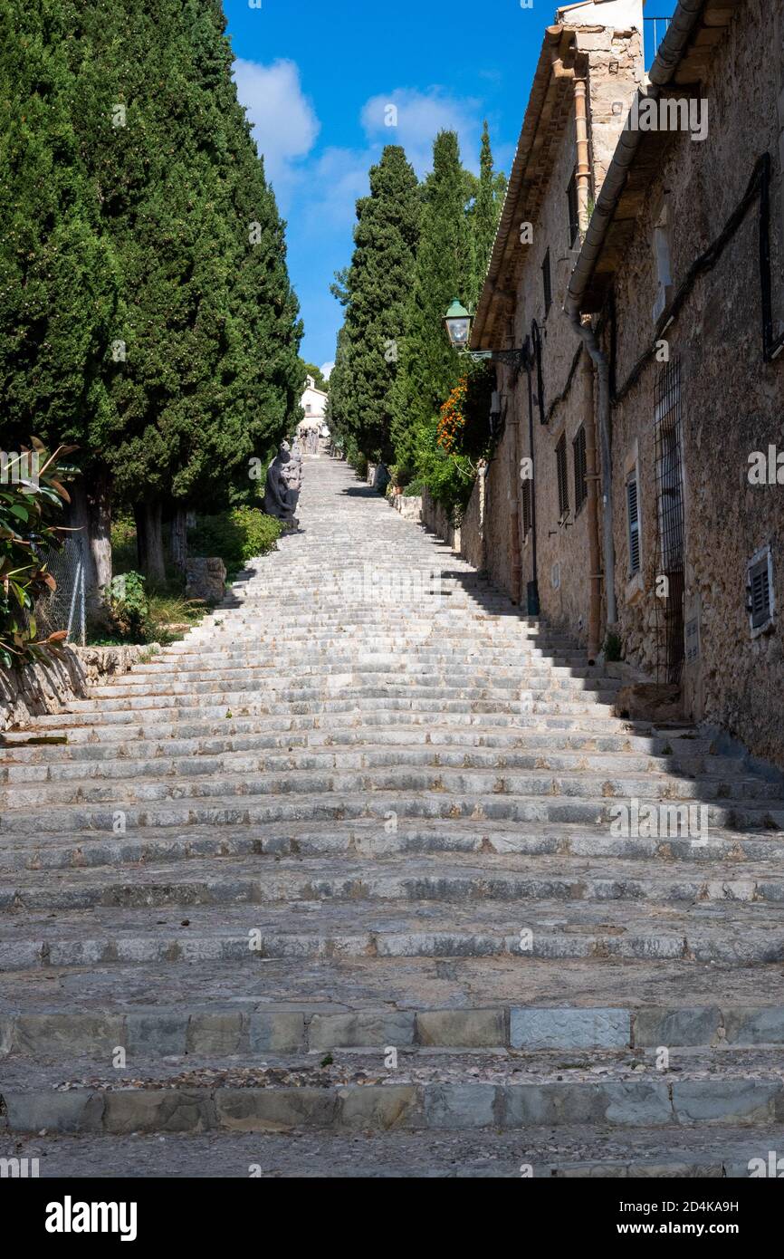 Die Calvari-Treppe ist eine alte Steintreppe, die vom zentralen Platz von Pollensa zu einer winzigen Kirche führt, die Calvario-Kapelle genannt wird. Es gibt Stockfoto