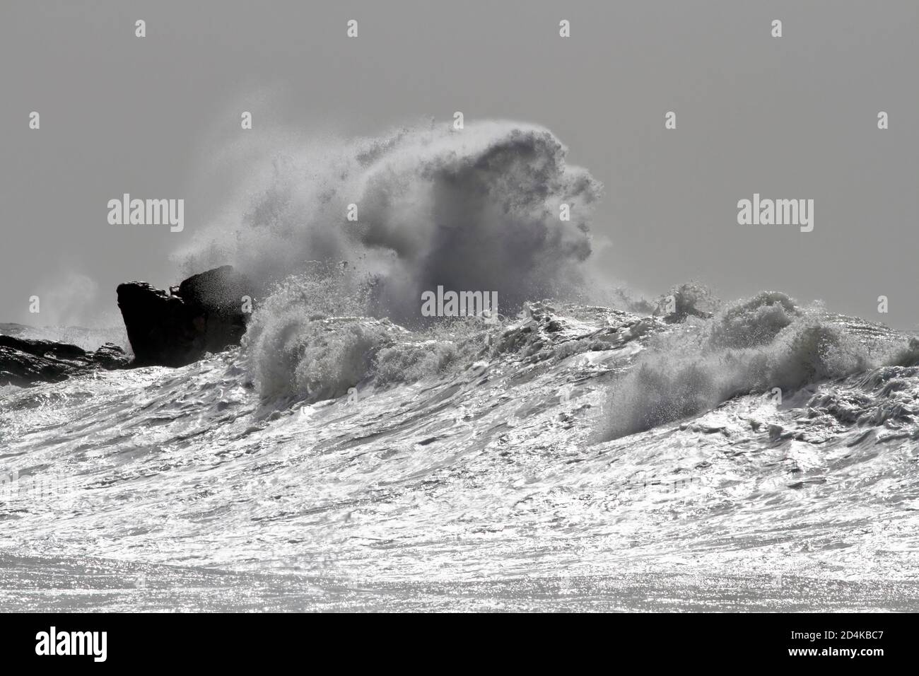 Überflutete Klippen wirh großen Wellen spritzen. Nördliche portugiesische Felsküste. Stockfoto