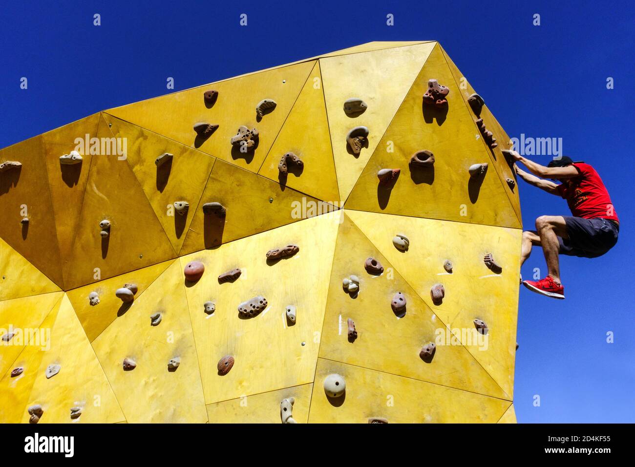Climber man Kletterwand im Freien Central Park Valencia Spanien Stockfoto