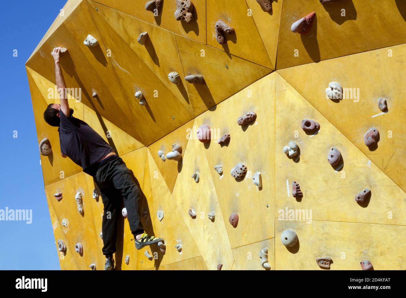Man Climbing Wall Central Park Valencia Ruzafa Spanien Lifestyle-Aktivitäten Stockfoto