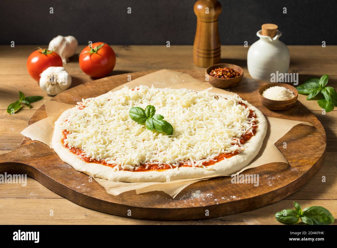 Zubereitung von hausgemachter Rohkäse-Pizza mit Sauce und Teig Stockfoto