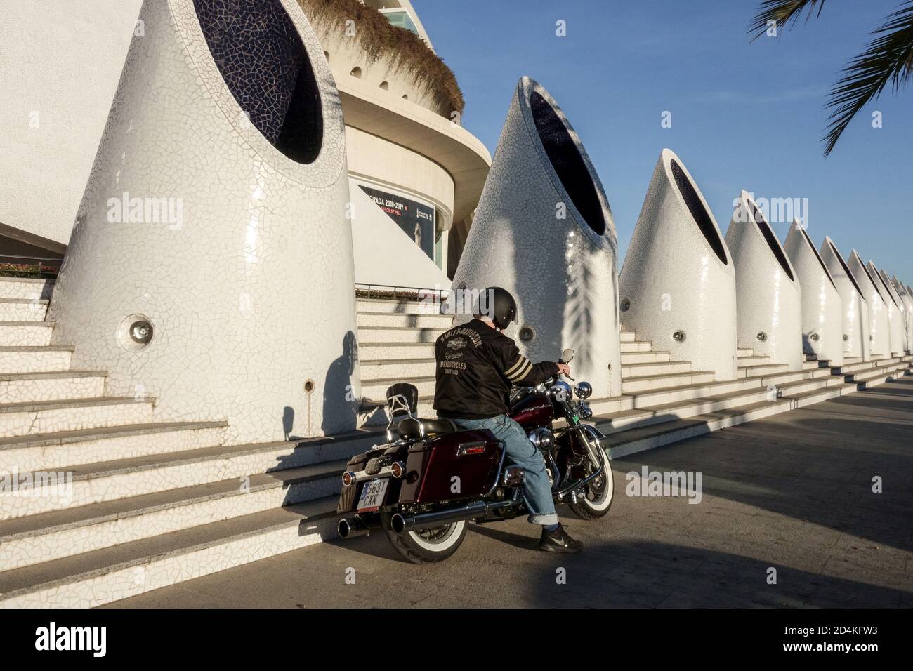 Harley Davidson Motorradfahrer Europa Spanien Valencia Stadt der Künste und Wissenschaften Mann allein ein Biker Stockfoto