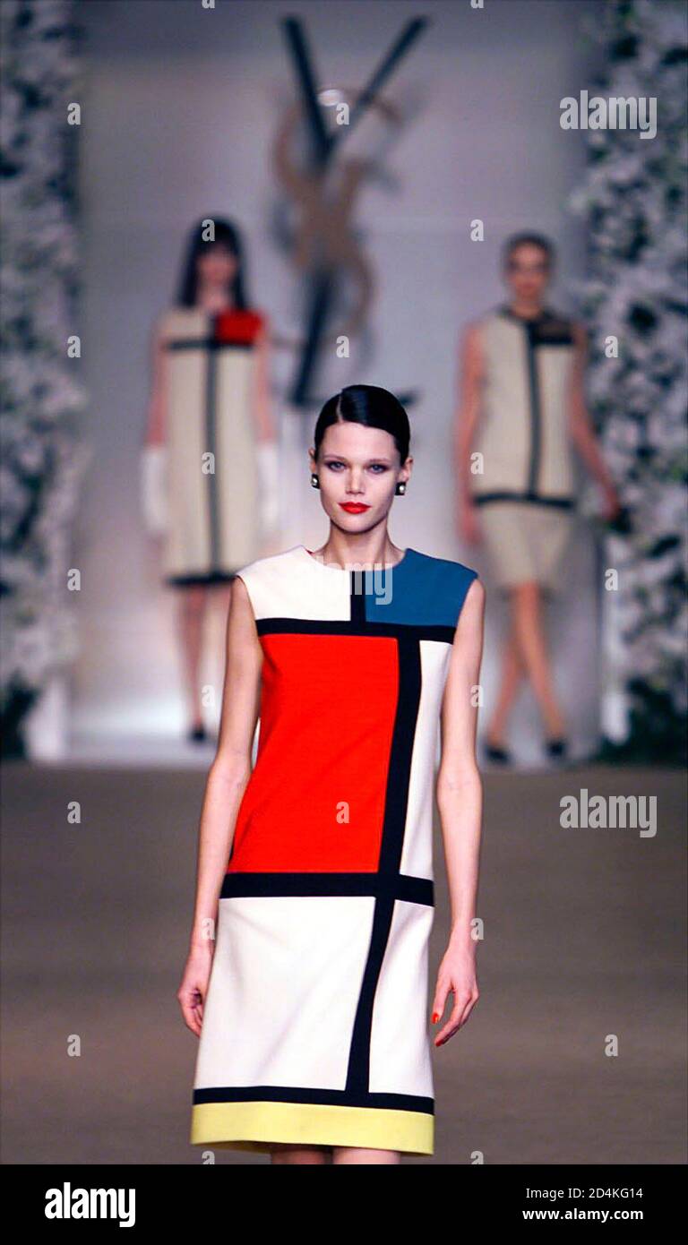 Modelle für veteran Französisch-Designer Yves Saint Laurent seine Mondrian  Kleidung derzeit seine Retrospektive Haute Couture Mode zeigen im Centre  Pompidou in Paris, 22. Januar 2002. Im Alter von 65 legendären  französischen Designer