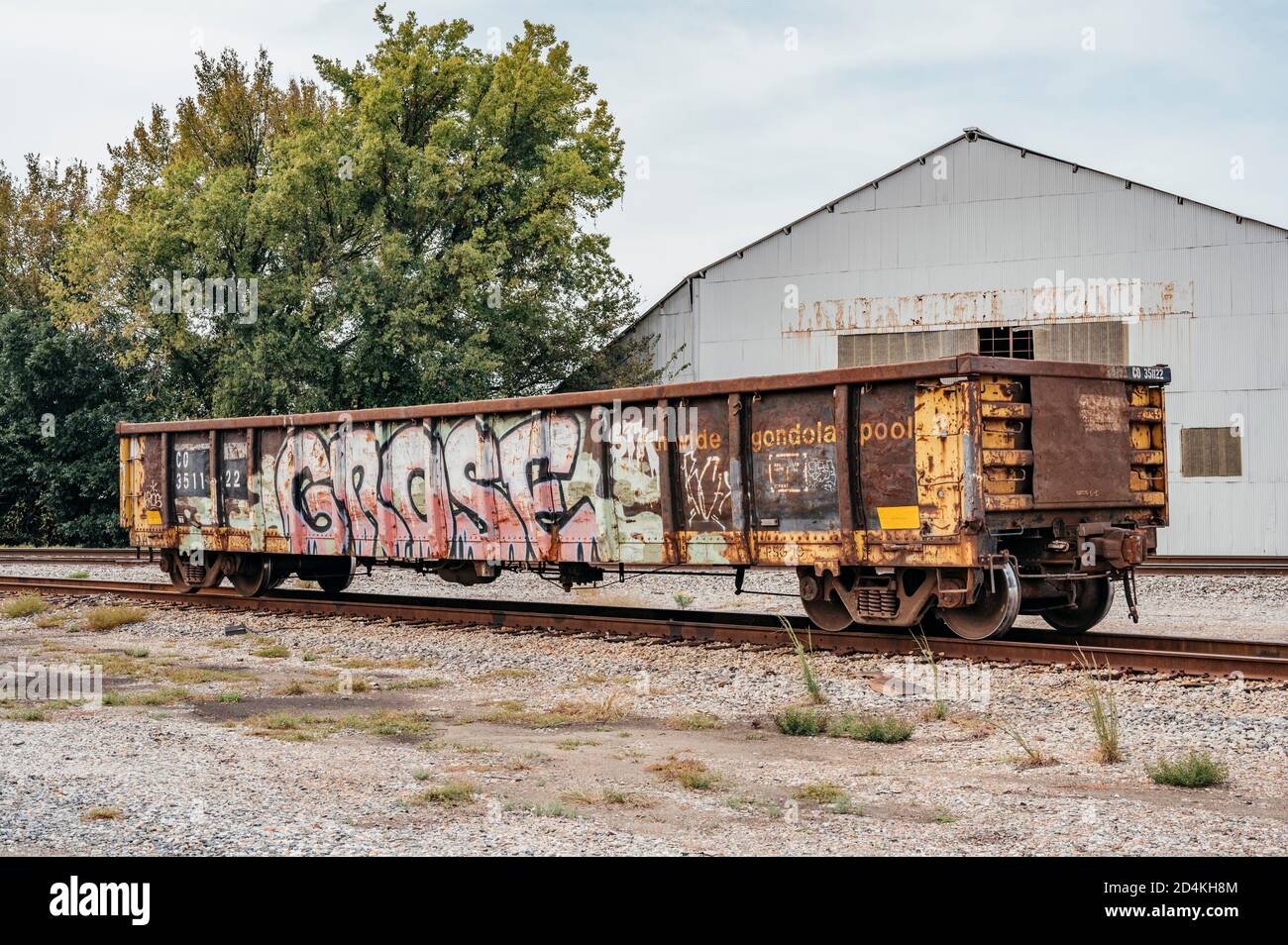 Graffiti auf einem leeren Gondelauto auf einem Abstellgleis in Montgomery, Alabama, USA. Stockfoto