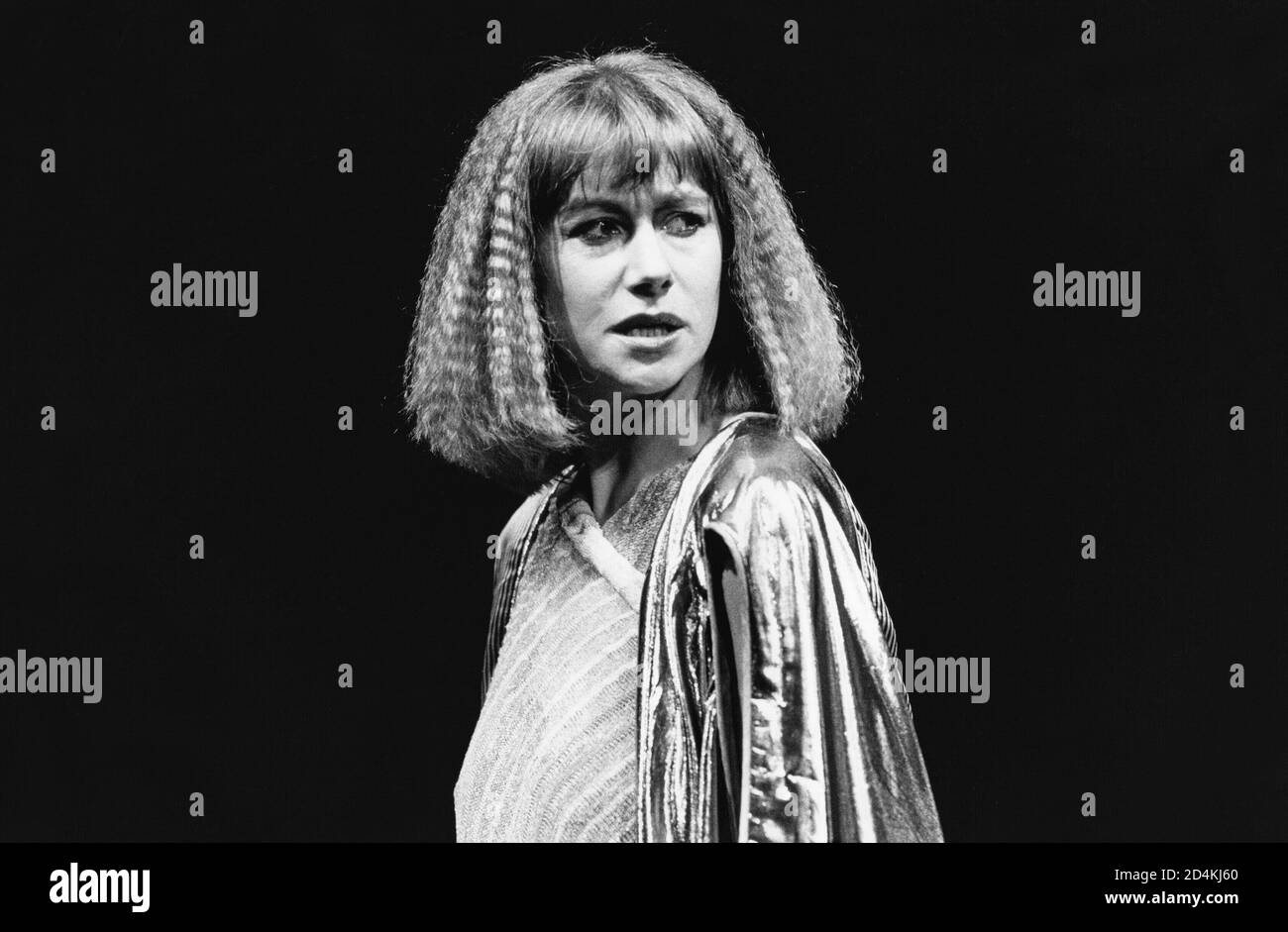 ANTONY AND CLEOPATRA by Shakespeare Design: Nadine Baylis Beleuchtung: Leo Leibovici Regie: Adrian Noble Helen Mirren (Cleopatra) Royal Shakespeare Company (RSC), The Pit, Barbican Theatre, London EC2 12/04/1983 Stockfoto