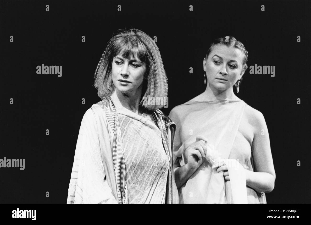 ANTONY AND CLEOPATRA by Shakespeare Design: Nadine Baylis Beleuchtung: Leo Leibovici Regie: Adrian Noble l-r: Helen Mirren (Cleopatra), Sorcha Cusack (Charmian) Royal Shakespeare Company (RSC), The Pit, Barbican Theatre, London EC2 12/04/1983 Stockfoto