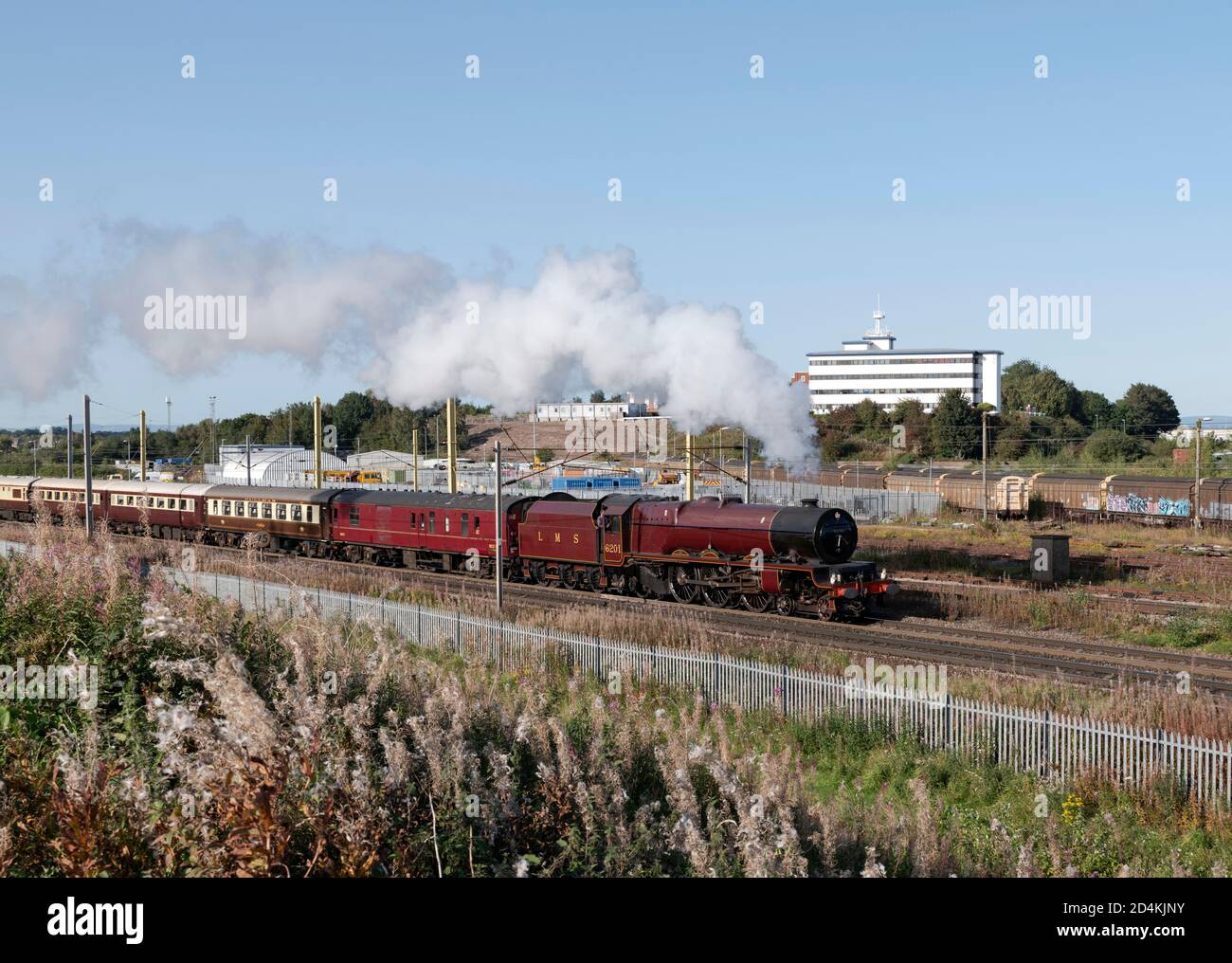 LMS Steam Locomotive 6201, Princess Elizabeth Abfahrt Carlise, Milton Hilltop Hotel im Hintergrund Stockfoto