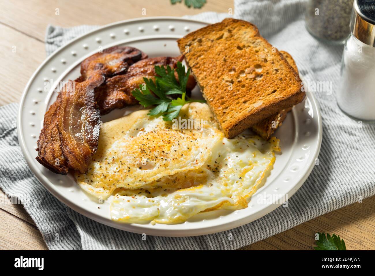 Hausgemachte über einfache Eier mit Speck und Toast Stockfoto