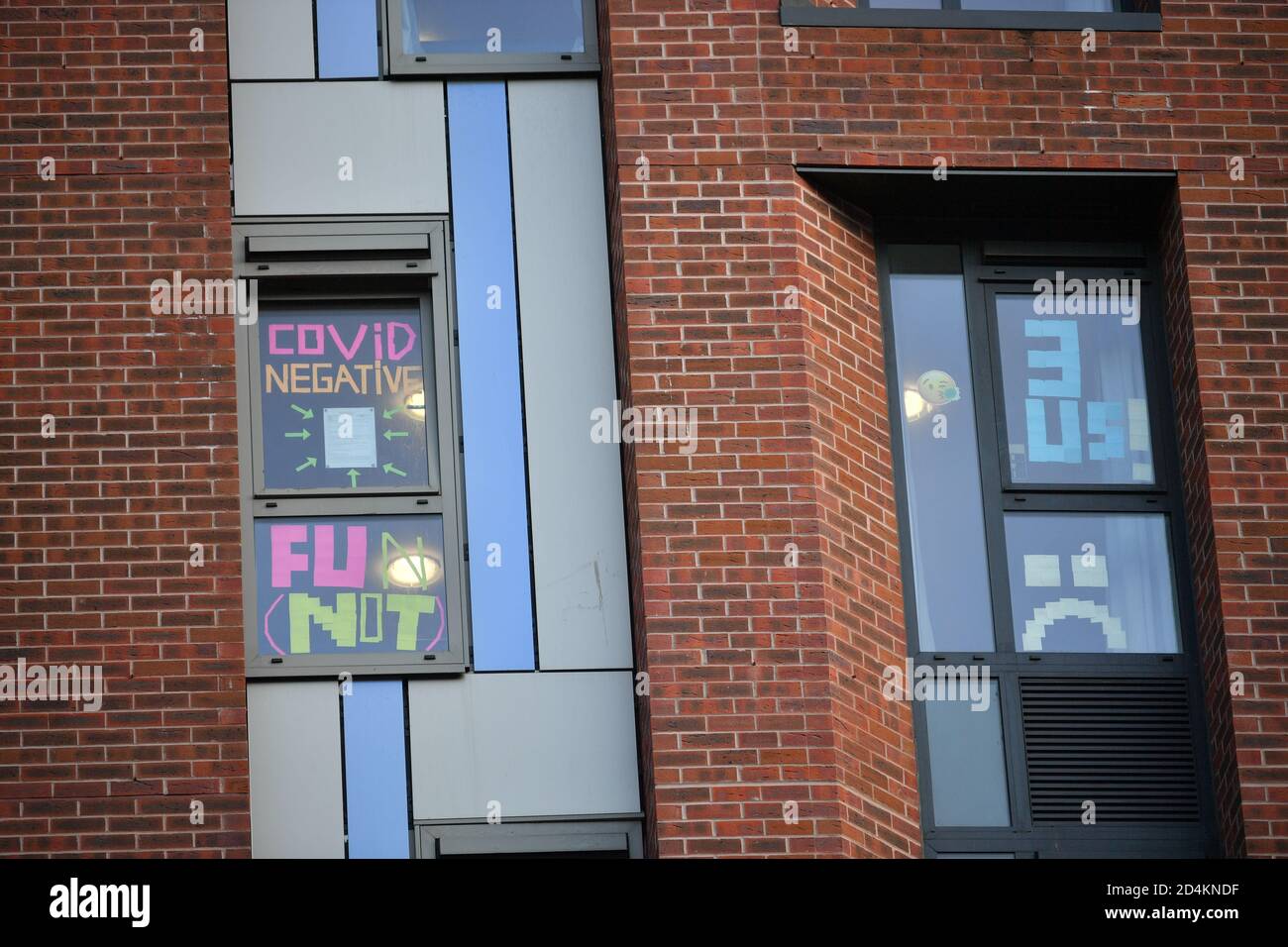 Schilder in den Fenstern der Studentenzimmer in Bristol, wo Hunderte von Studenten aufgefordert wurden, sich selbst zu isolieren, nachdem 40 Menschen positiv auf Covid-19 getestet haben. Stockfoto