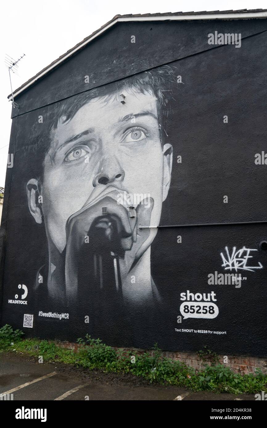 Manchester, Großbritannien. Oktober 2020. Ein kürzlich fertiggestellte Wandgemälde des ehemaligen Joy Division-Sängers Ian Curtis, der 1980 durch Selbstmord starb und von der Straßenkünstlerin AkseP19 gemalt wurde, ist vor dem Welttag der psychischen Gesundheit in Manchester, Großbritannien, im Zentrum von Manchester zu sehen. Kredit: Jon Super/Alamy Live Nachrichten. Stockfoto