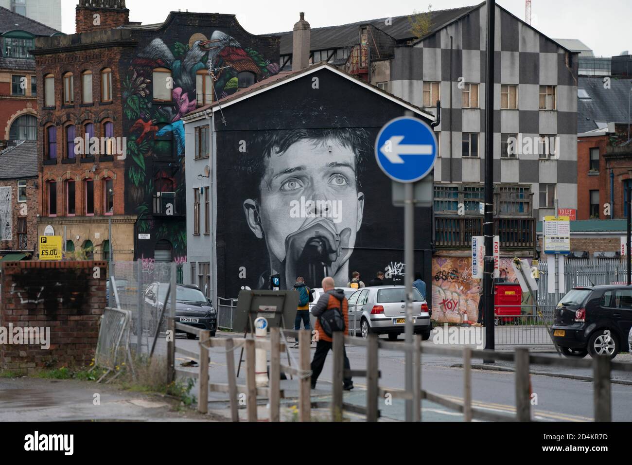 Manchester, Großbritannien. Oktober 2020. Ein kürzlich fertiggestellte Wandgemälde des ehemaligen Joy Division-Sängers Ian Curtis, der 1980 durch Selbstmord starb und von der Straßenkünstlerin AkseP19 gemalt wurde, ist vor dem Welttag der psychischen Gesundheit in Manchester, Großbritannien, im Zentrum von Manchester zu sehen. Kredit: Jon Super/Alamy Live Nachrichten. Stockfoto