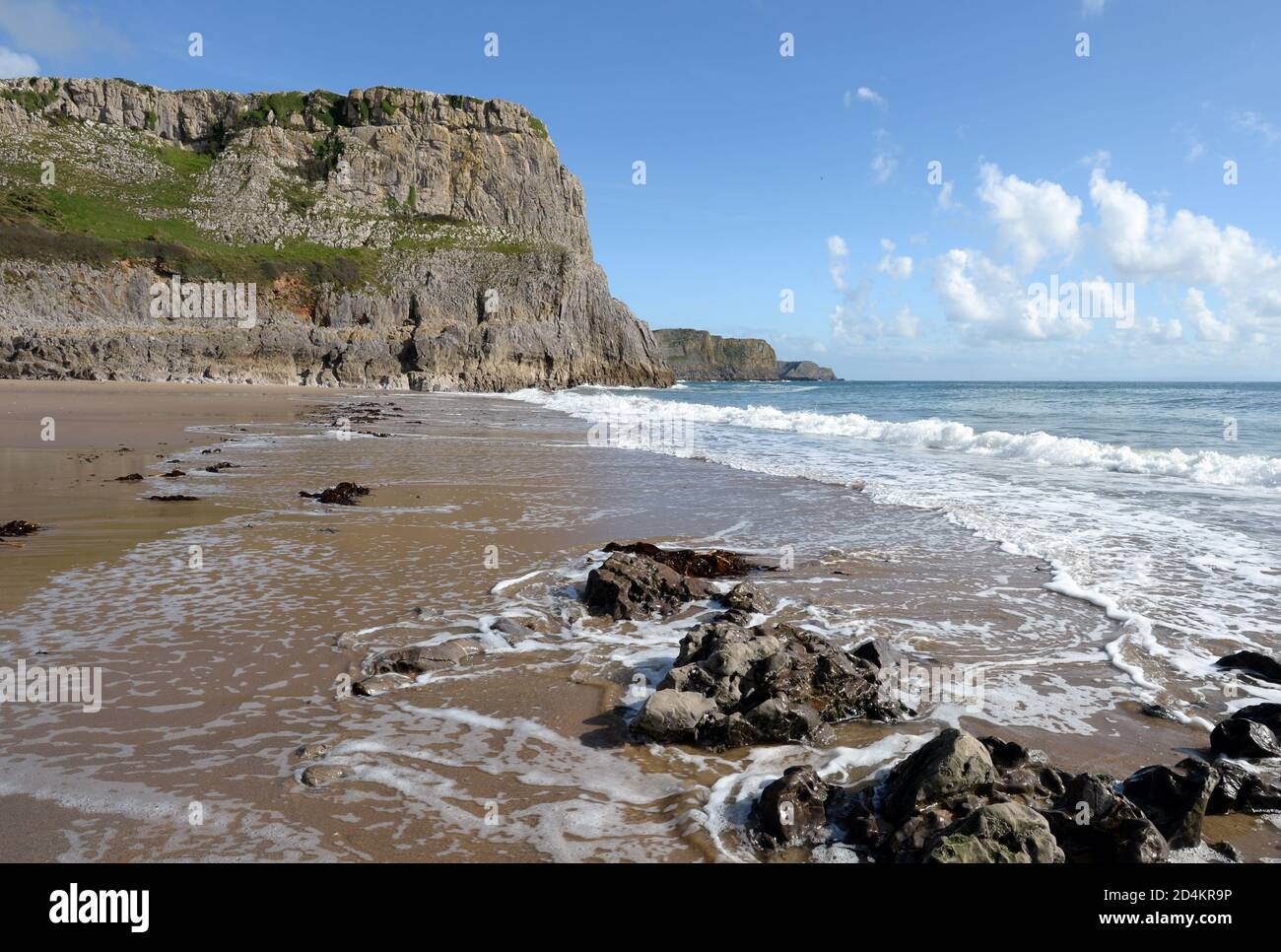 Fall Bay in der Nähe von Rhossili ist ein geschützter Sandstrand Ebbe, umgeben von steilen Kalksteinfelsen und wunderschöner Landschaft Stockfoto