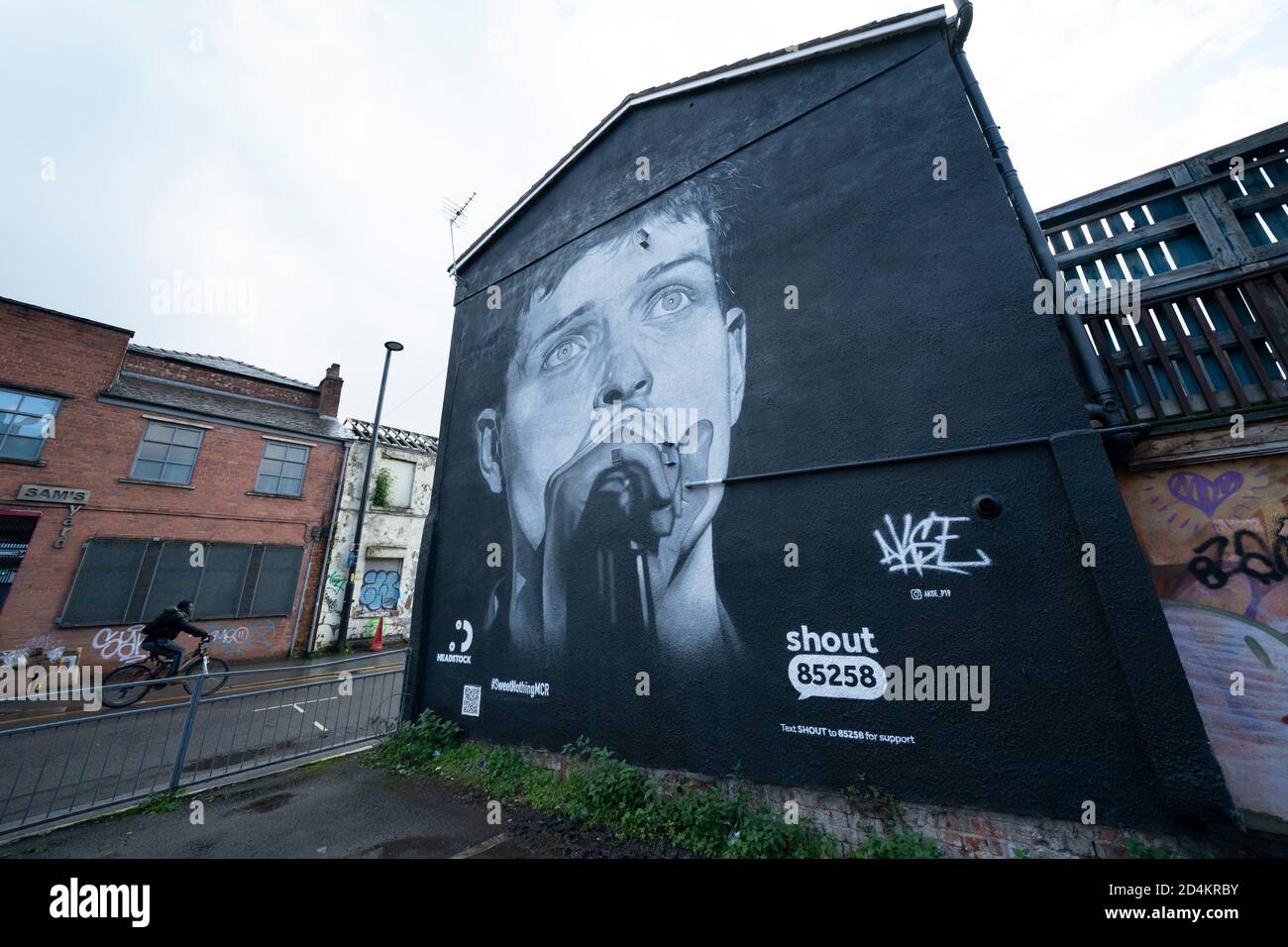 Manchester, Großbritannien. Oktober 2020. Ein kürzlich fertiggestellte Wandgemälde des ehemaligen Joy Division-Sängers Ian Curtis, der 1980 durch Selbstmord starb und von der Straßenkünstlerin AkseP19 gemalt wurde, ist vor dem Welttag der psychischen Gesundheit in Manchester, Großbritannien, im Zentrum von Manchester zu sehen. Kredit: Jon Super/Alamy Live Nachrichten. Stockfoto