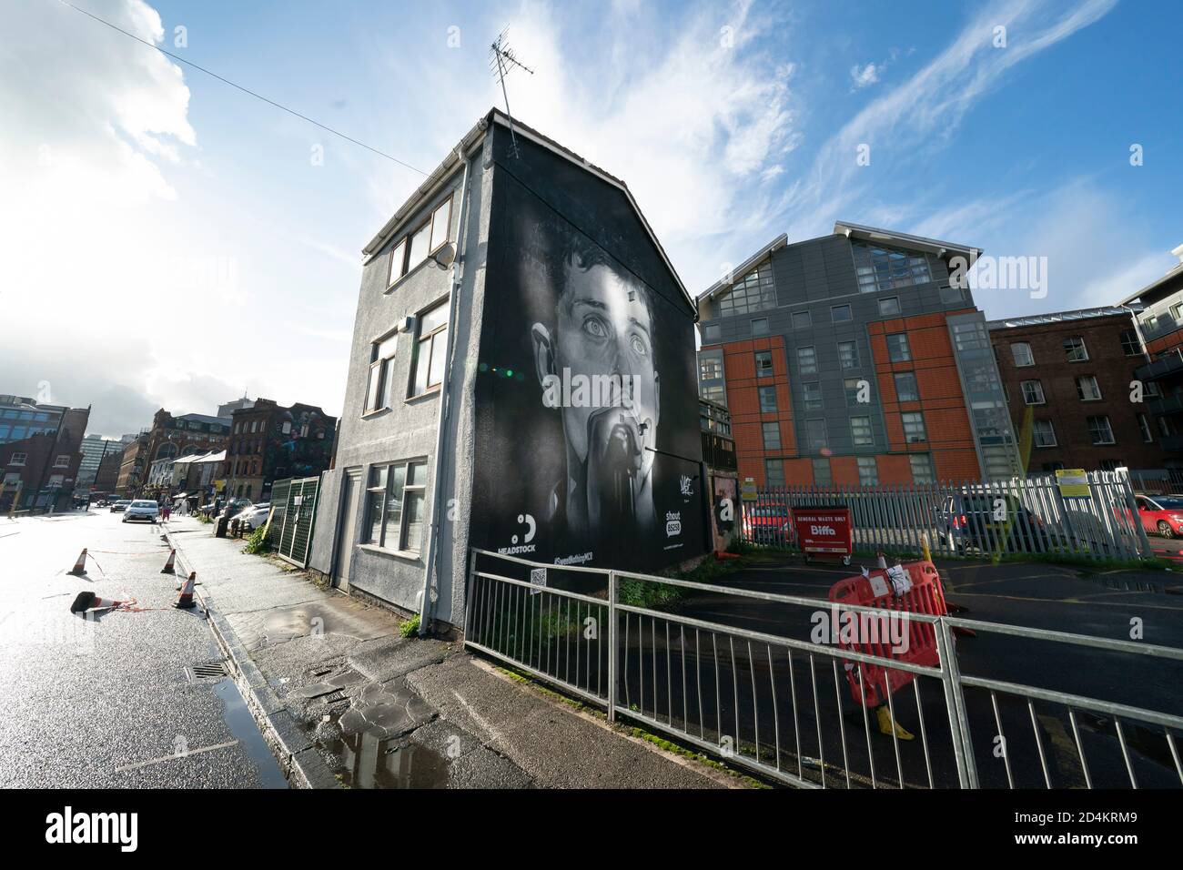 Manchester, Großbritannien. Oktober 2020. Ein kürzlich fertiggestellte Wandgemälde des ehemaligen Joy Division-Sängers Ian Curtis, der 1980 durch Selbstmord starb und von der Straßenkünstlerin AkseP19 gemalt wurde, ist vor dem Welttag der psychischen Gesundheit in Manchester, Großbritannien, im Zentrum von Manchester zu sehen. Kredit: Jon Super/Alamy Live Nachrichten. Stockfoto