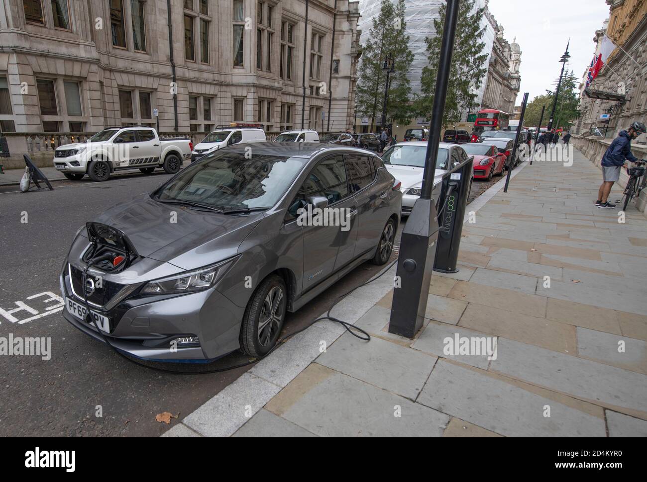 Nissan Leaf emissionsfreies Elektroauto lädt Bordwand an einer POD Point Ladestation am Whitehall Place, London, Oktober 2020. Stockfoto