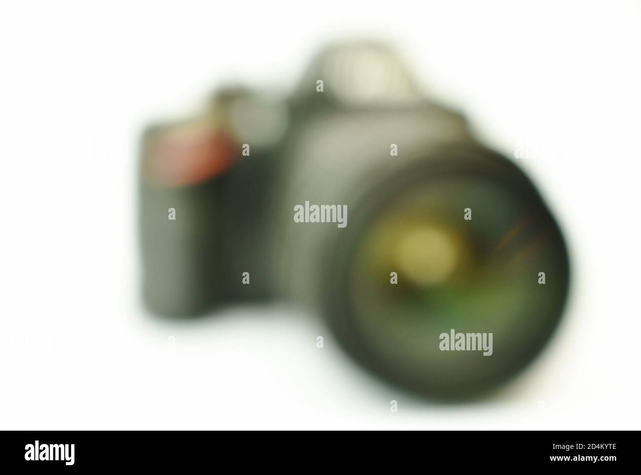 Verwackelte digitale Einzelobjektive spiegeln die Kamera auf weißem Hintergrund isoliert wider Stockfoto