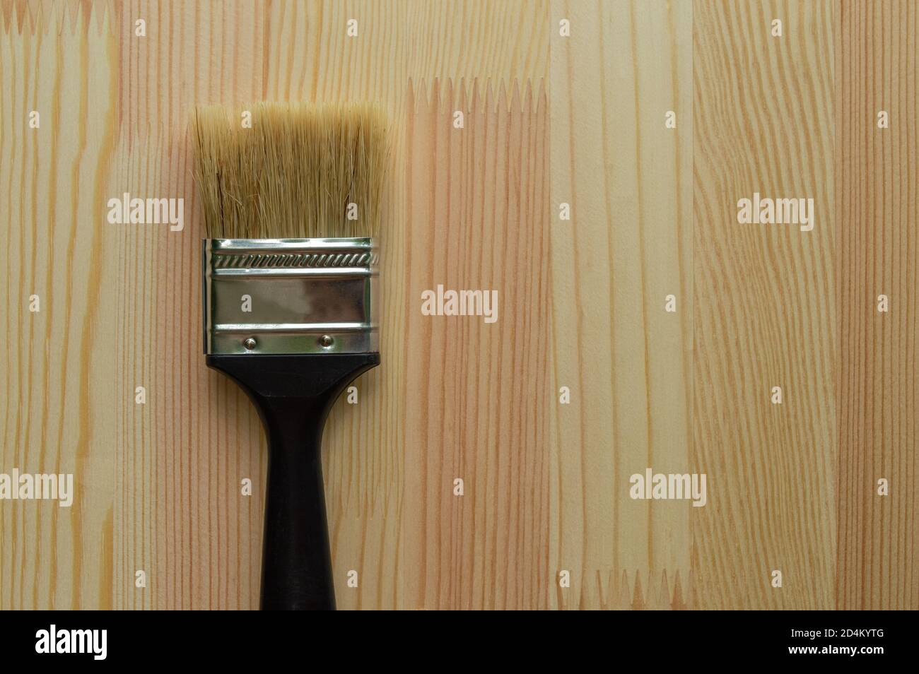 Pinsel auf dem Hintergrund einer laminierten Furnier Holzkonstruktion, bereit zum Lackieren oder Toning Stockfoto
