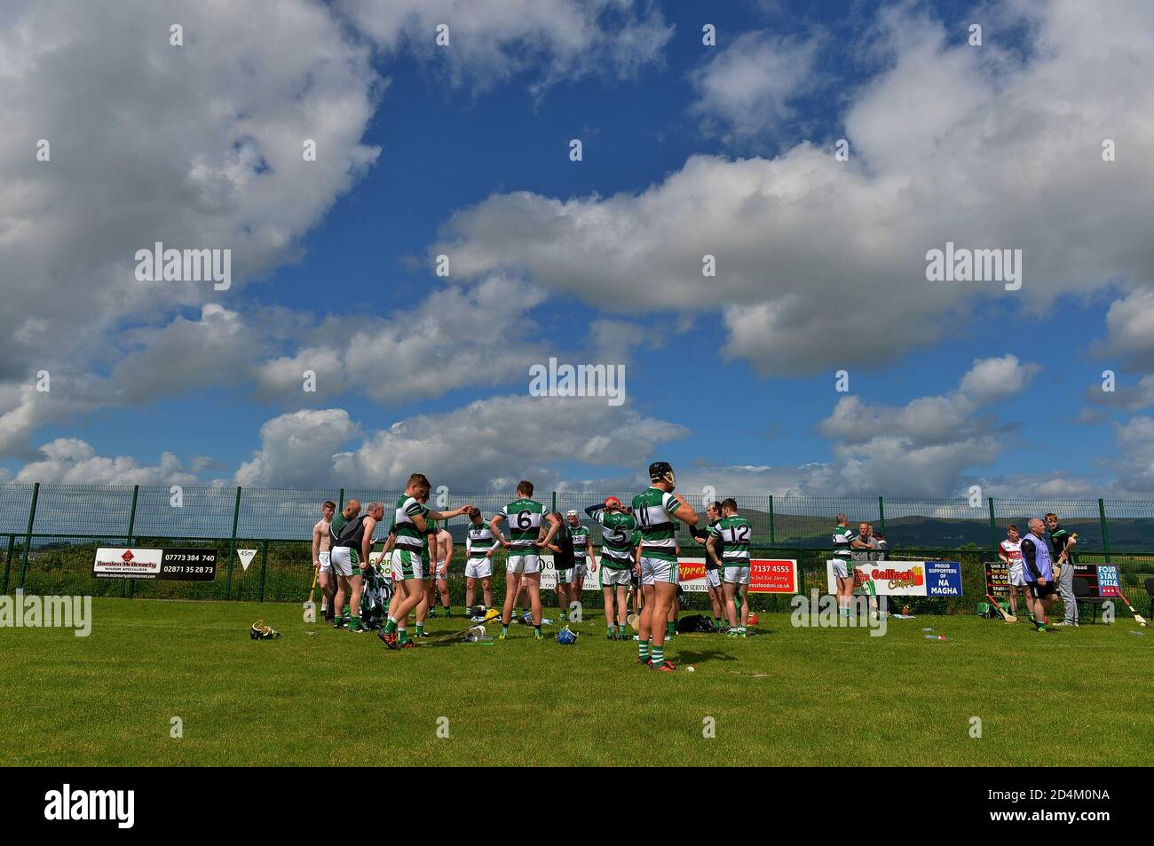 Derry, Nordirland. Die Spieler machen sich bereit für Hurling Spiel zwischen Na Magha und Lavey. ©George Sweeney / Alamy Stockfoto Stockfoto