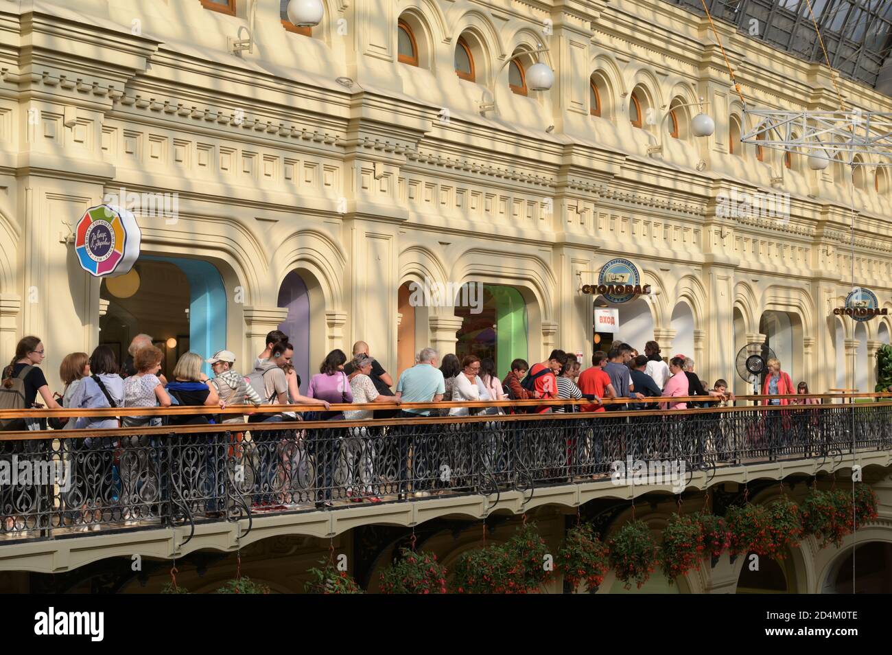 Menschen warten in der Schlange vor dem Café Festivalnoe in GUM, dem berühmten Kaufhaus im Zentrum von Moskau, Russland Stockfoto