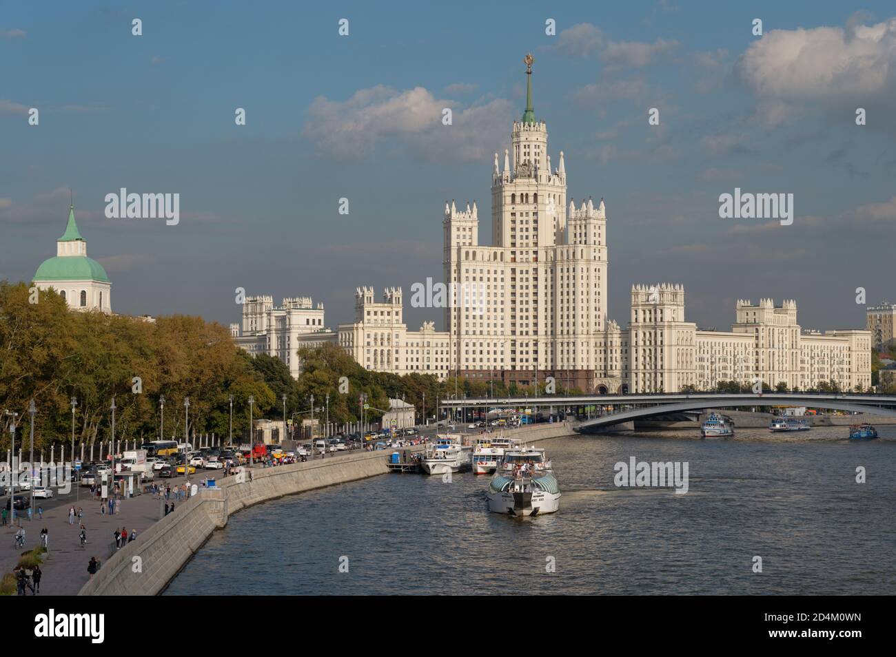 Stalin Empire-Stil Wahrzeichen, eines der berühmten sieben Schwestern Gebäude, der Wolkenkratzer auf Kotelnicheskaya Damm in Moskau, Russland Stockfoto