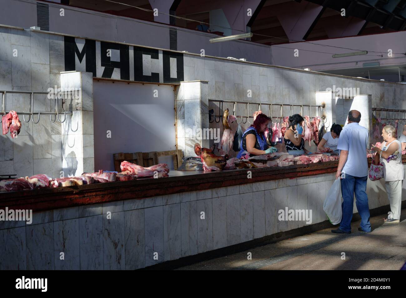 Zentrale Bauernmarkt Ozerka in Dnipro (ehemals Dnepropetrovsk), Ukraine. Russischer Text oben im Bild bedeutet „essen“ Stockfoto