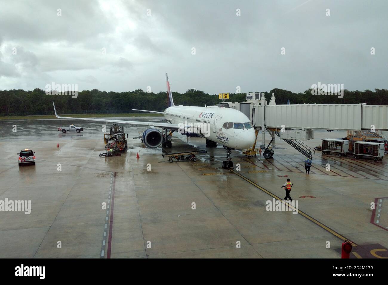 Delta Air Lines Boeing 757-232 WL N694DL „The Spirit of Freedom“ am Terminal des Flughafens Cancun, Cancun, Quintana Roo, Mexiko Stockfoto