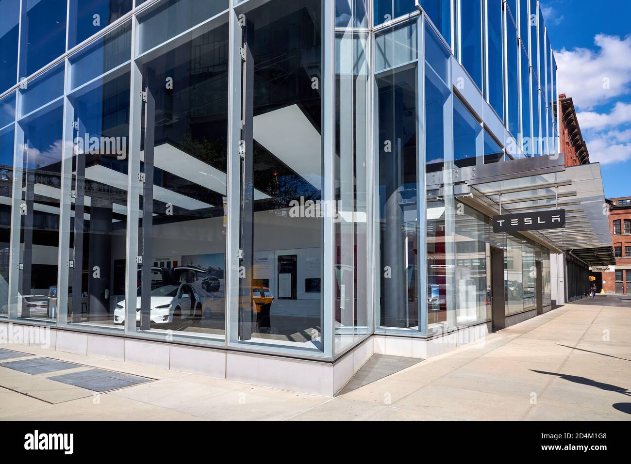 Dieser Tesla Showroom befindet sich in der 860 Washington Street im Meatpacking District in Downtown Manhattan und ist ein neues Gebäude Stockfoto