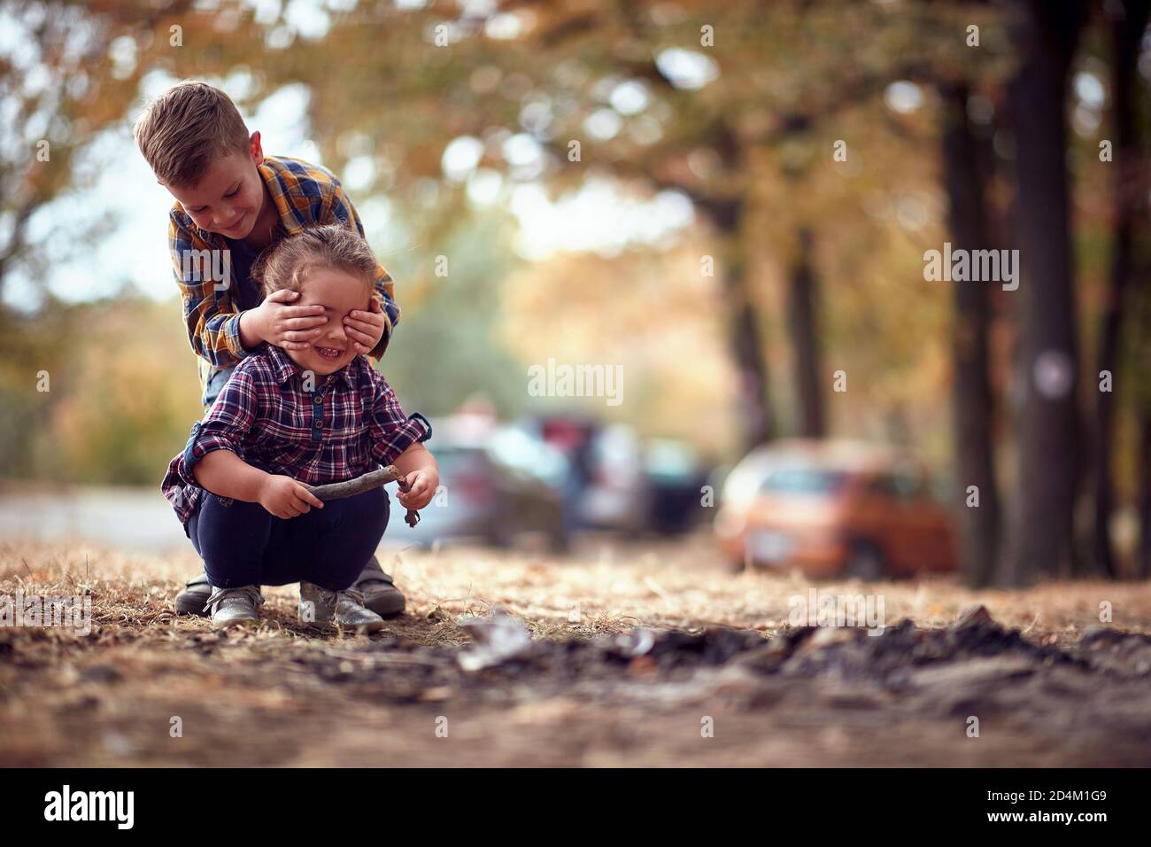 Kinder, die eine gute Zeit im Wald auf einem Schöner Herbsttag Stockfoto