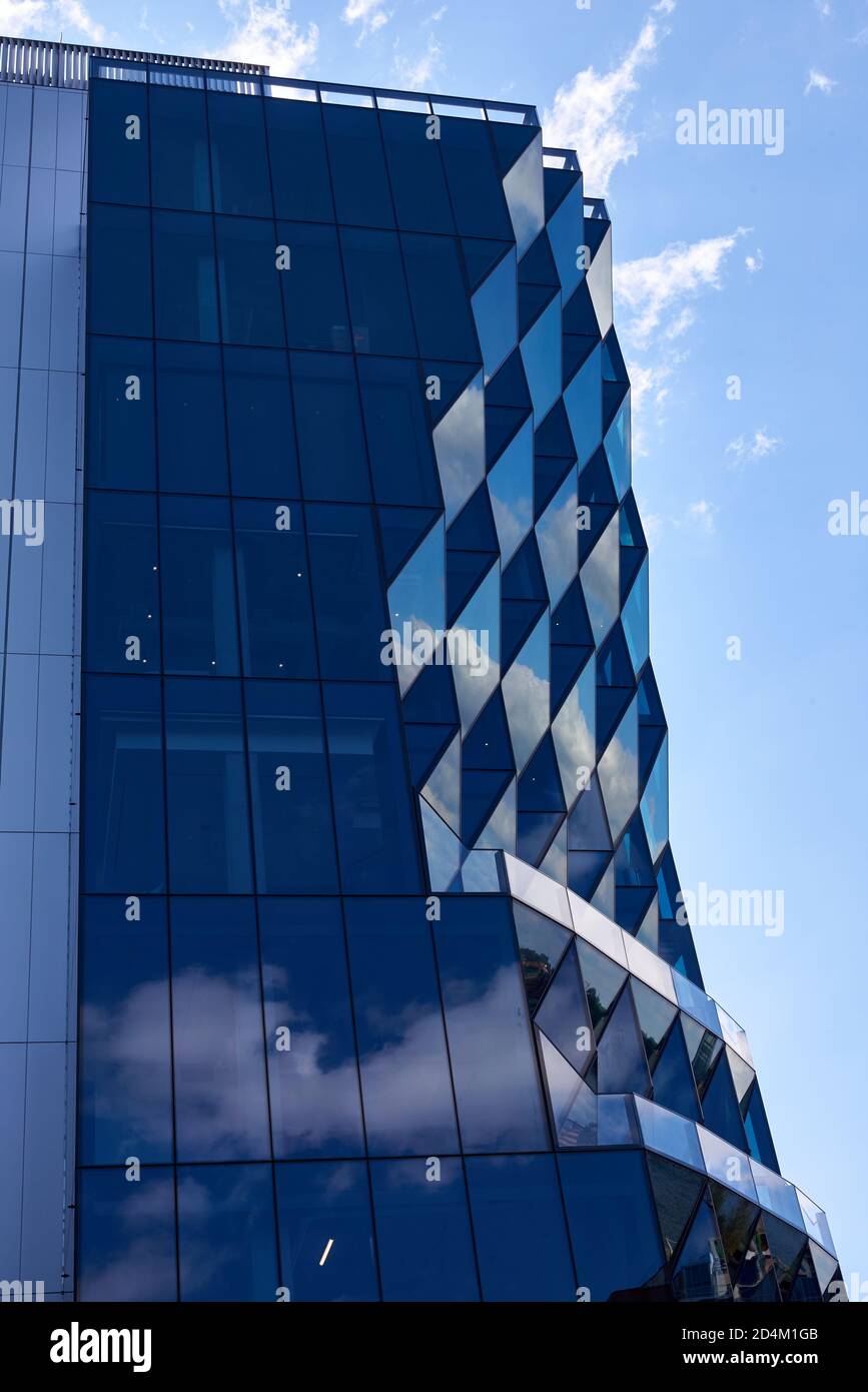Dieses Foto zeigt ein Diamantmuster von Reflexionen, die von erstellt wurden Ein gezackter Glasturm namens Solar Carve on the High Linie Stockfoto